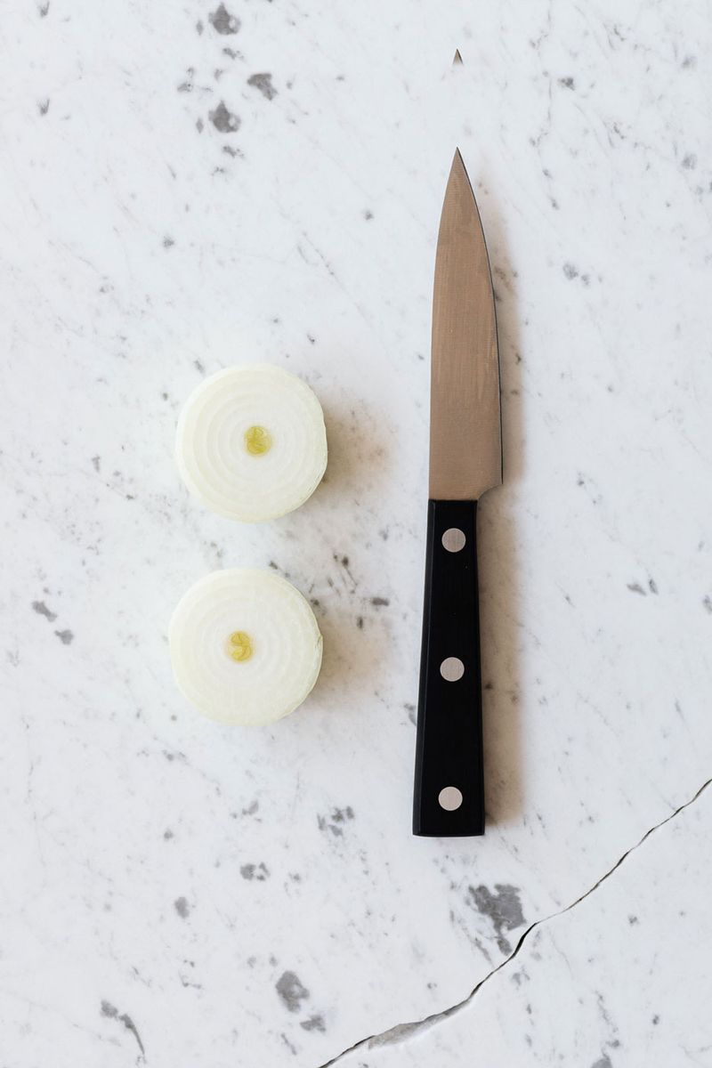 cebolla trozada junto a cuchillo de cocina