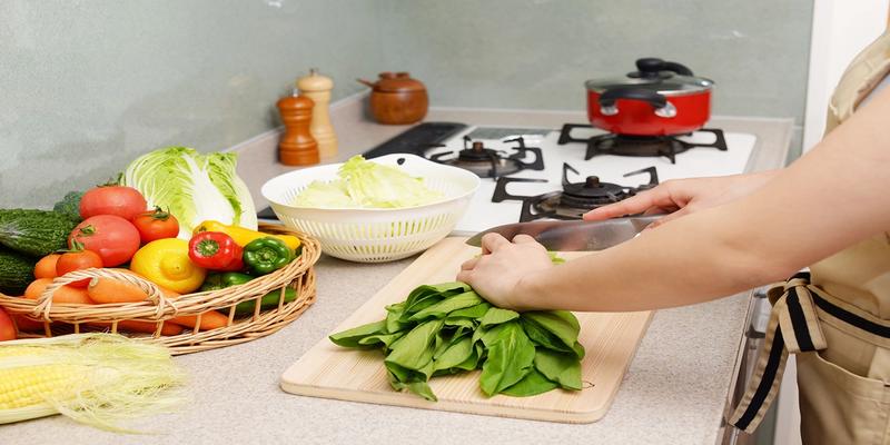 persona cortando verduras en la cocina
