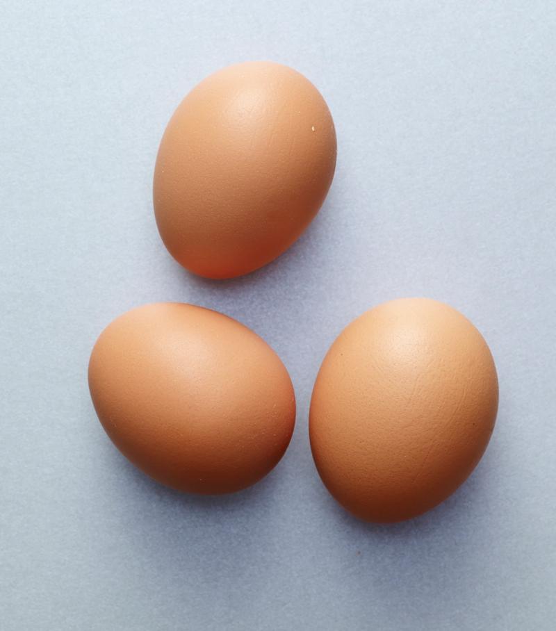 3 huevos sobre una mesada blanca