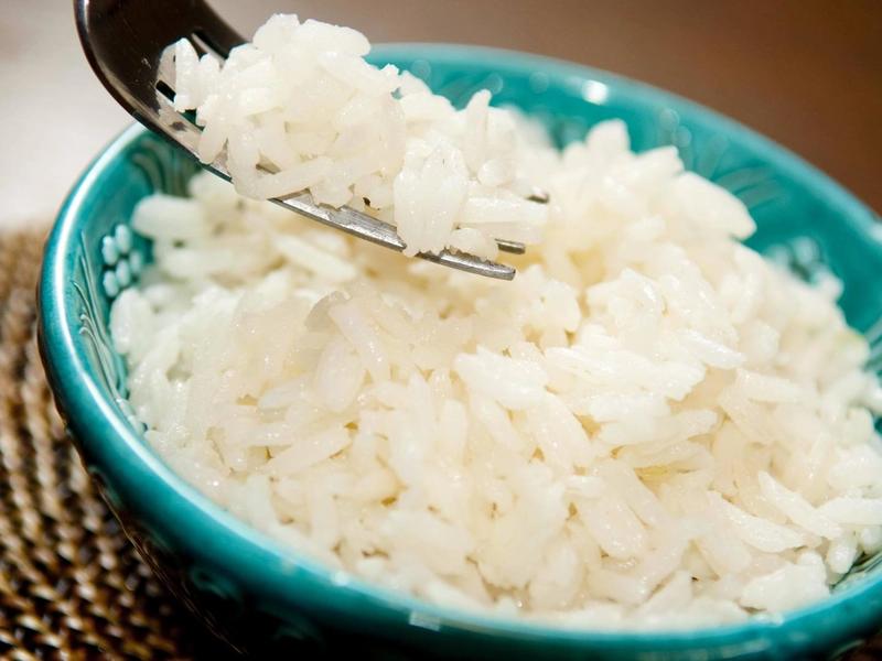 Um passo a passo simples para fazer arroz soltinho 