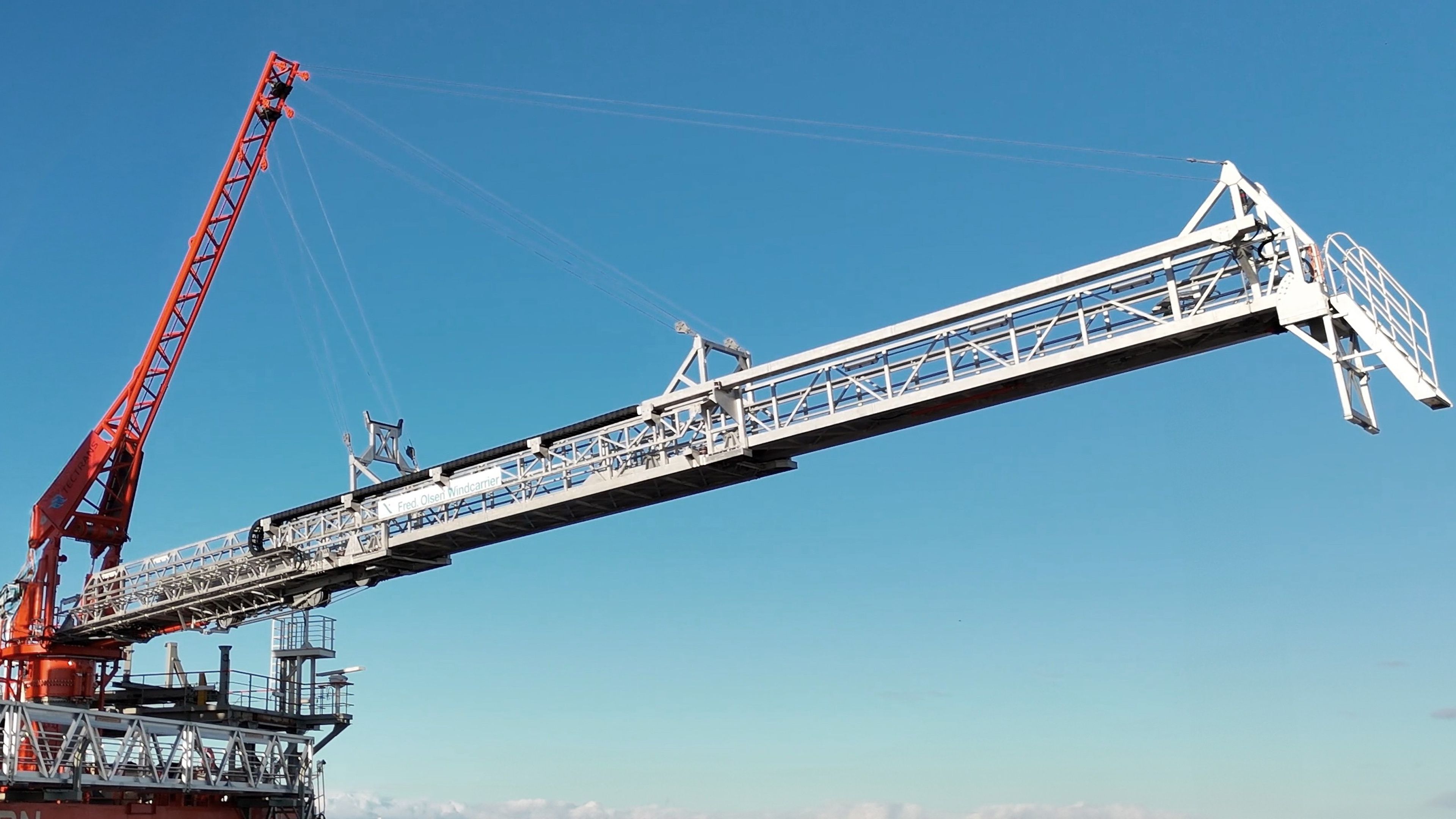 Flexbridge offshore gangway system bridging vessel and offshore asset.