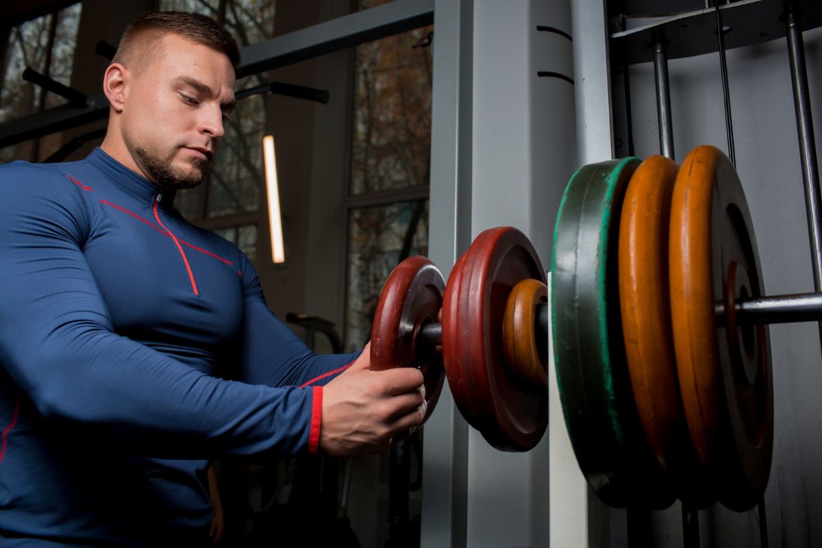 man setting up barbell for workout