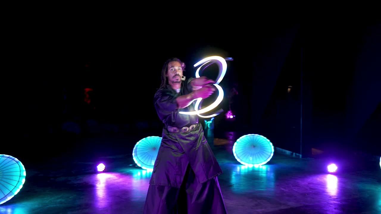 Jean sur scène pendant le spectacle Koi