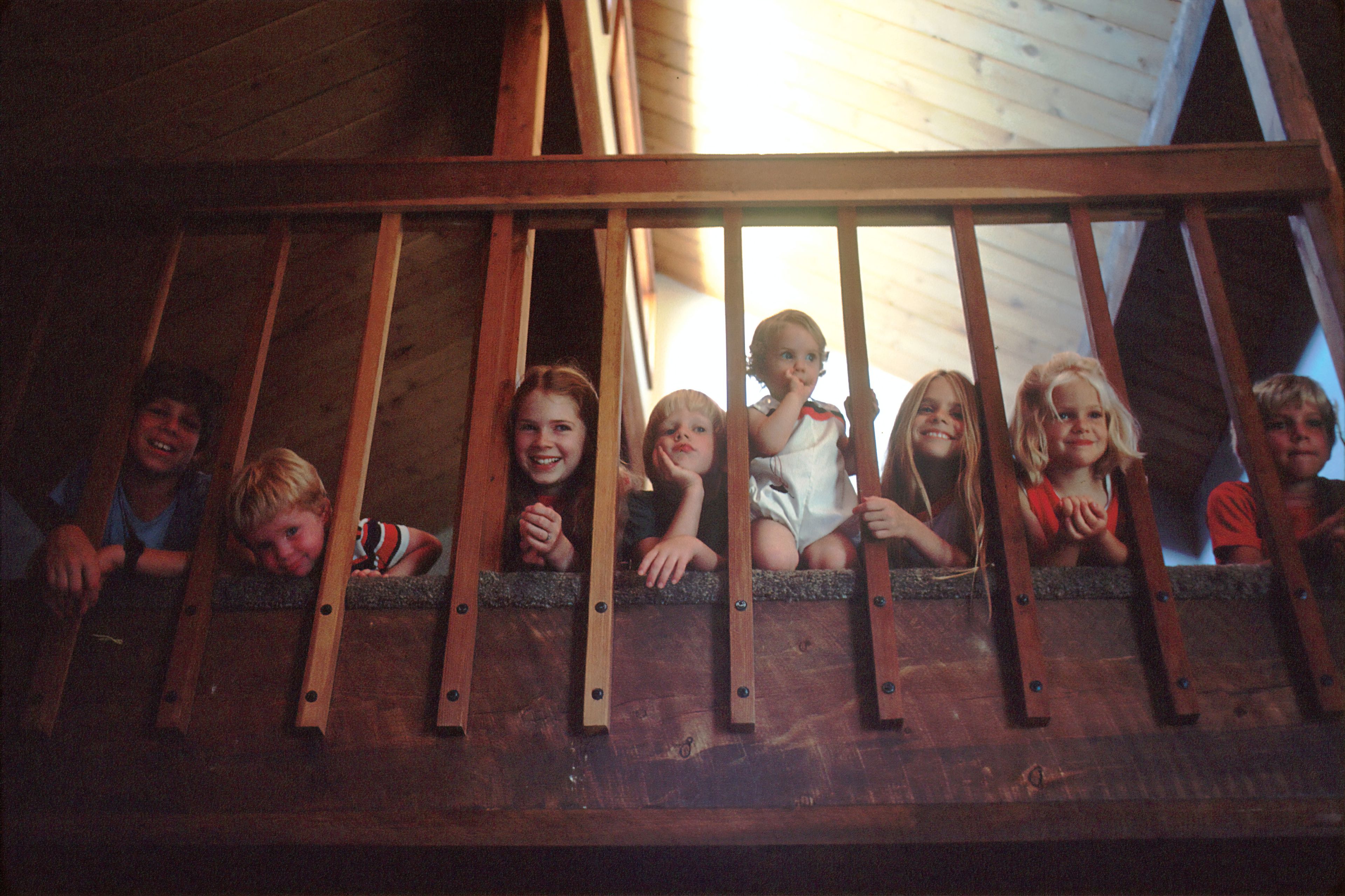kids on the stair 