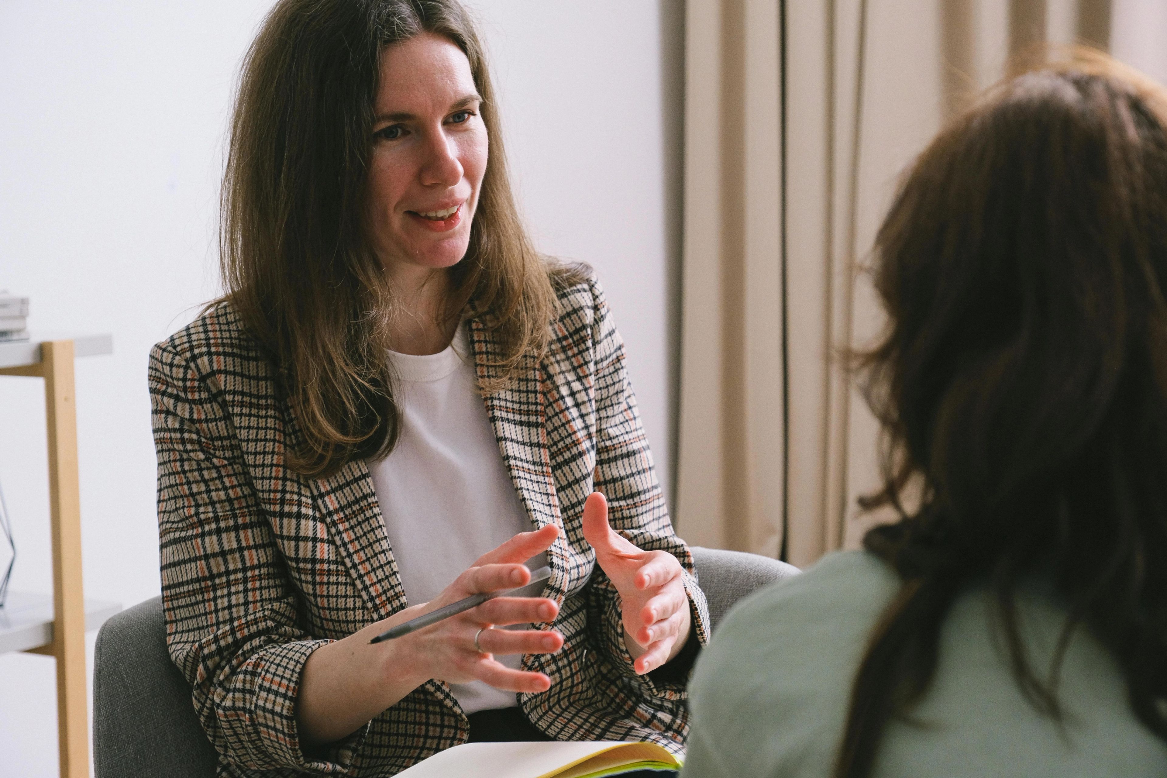 What kind of therapist can help me with my narcissistic family?