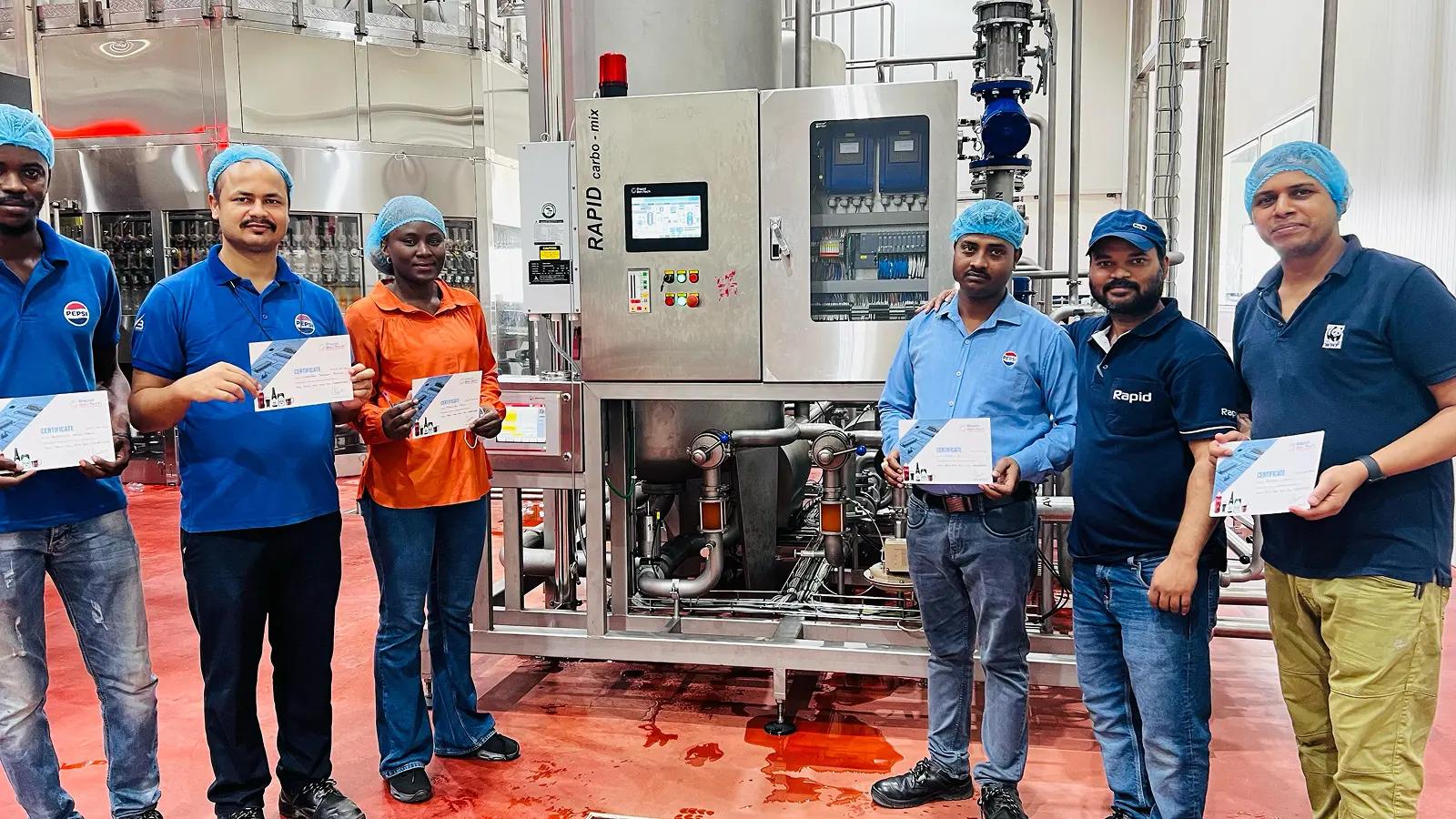 Equipo de Varun Beverages Congo recibiendo certificados de Rapid BevTech