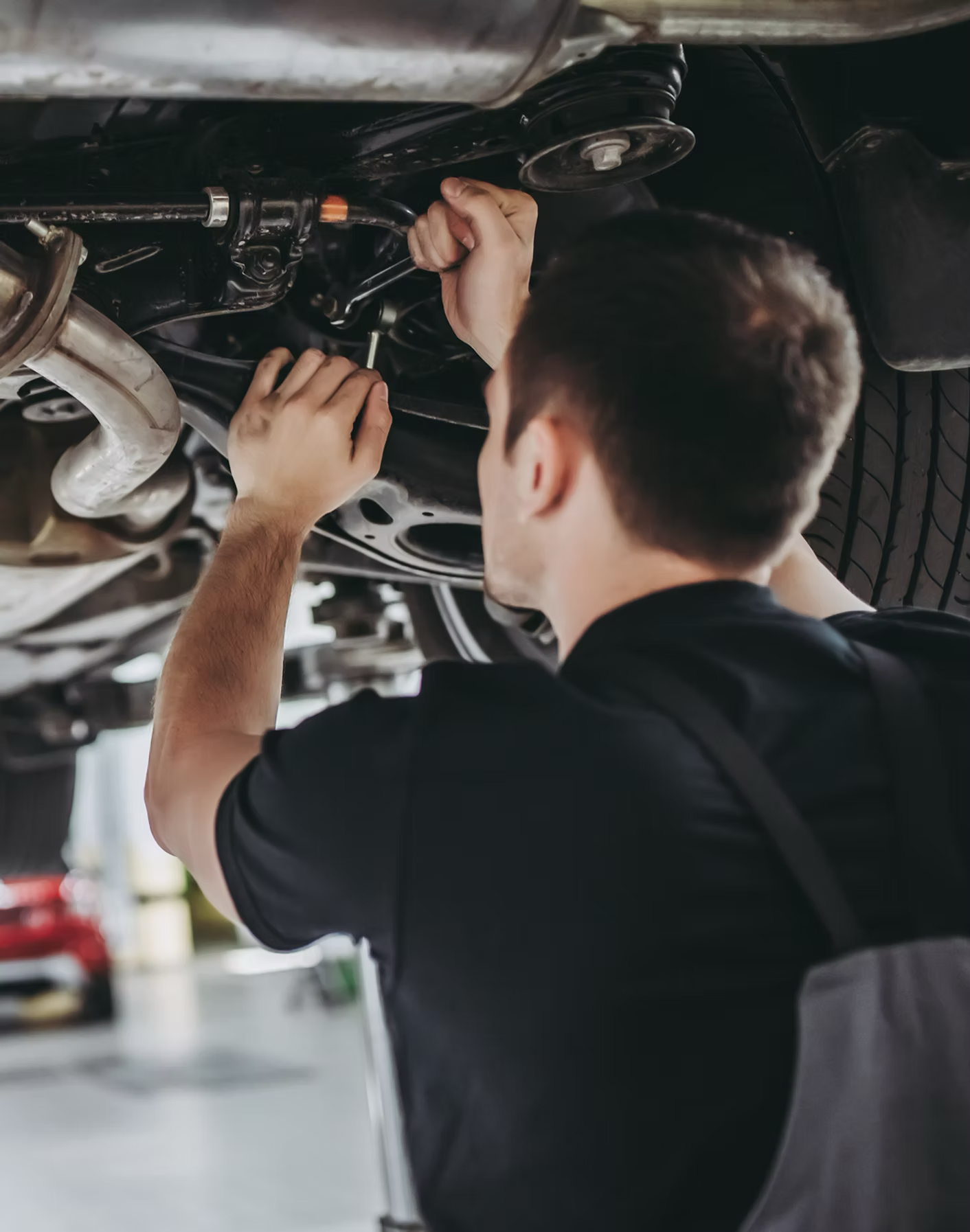 Mécanicien qui travail sur une voiture