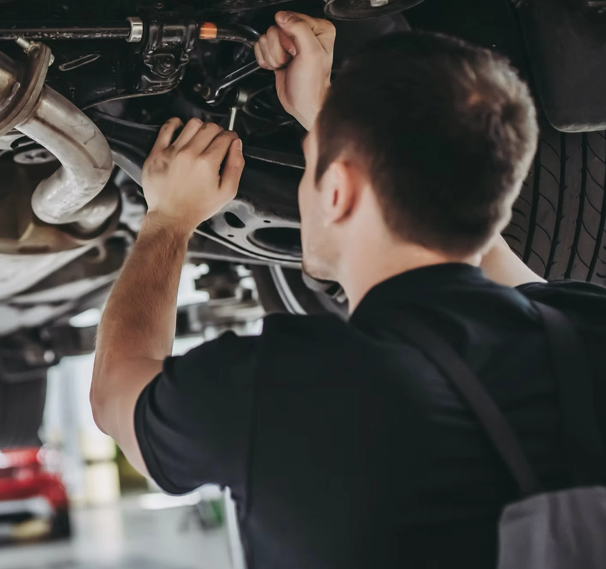 Mécanicien qui travail sur une voiture