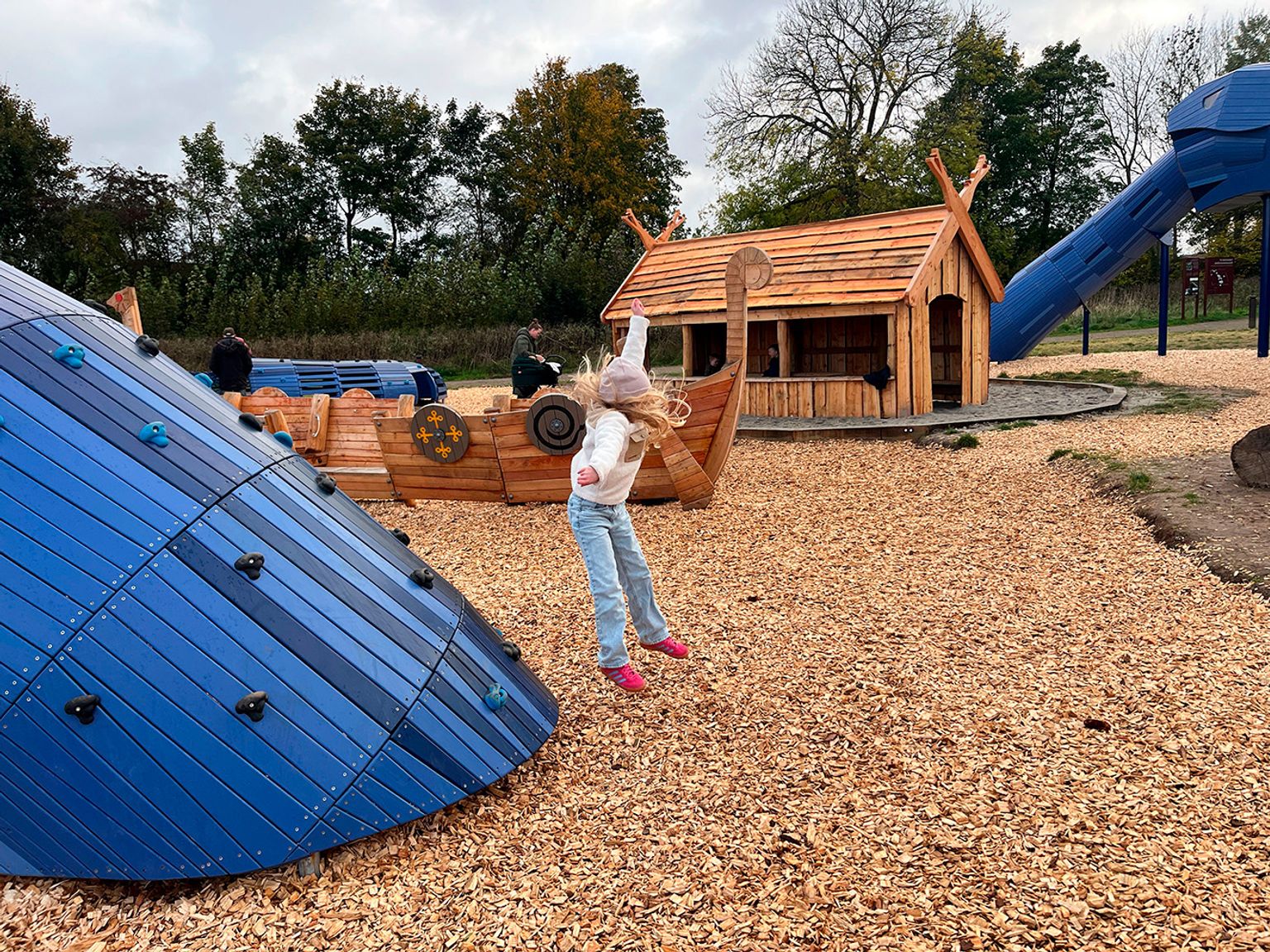 Pige hopper legepladsen