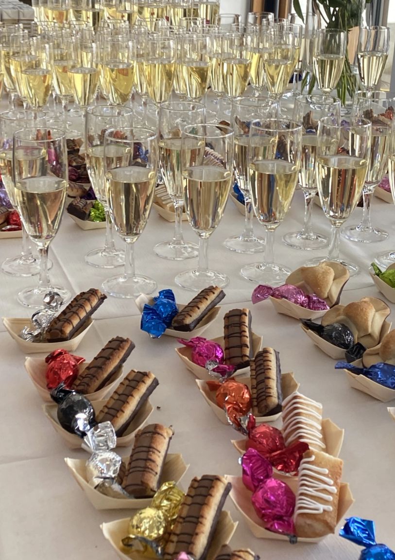 Champagne og kage i rækker