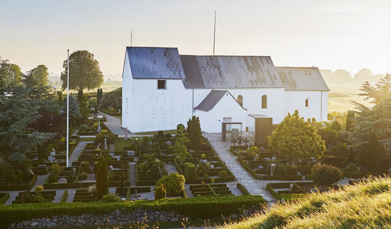 Jelling kirke i morgernsol