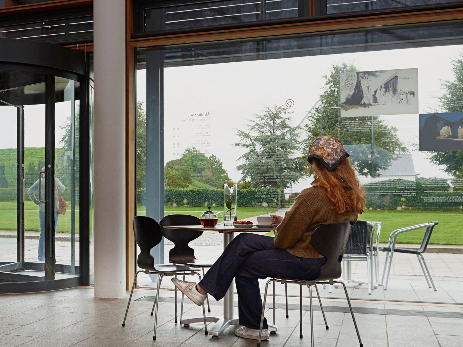 Kvinde drikker the i caféen