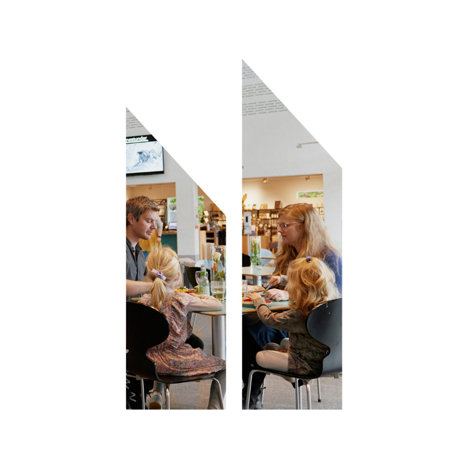 Familie spiser sammen i caféen