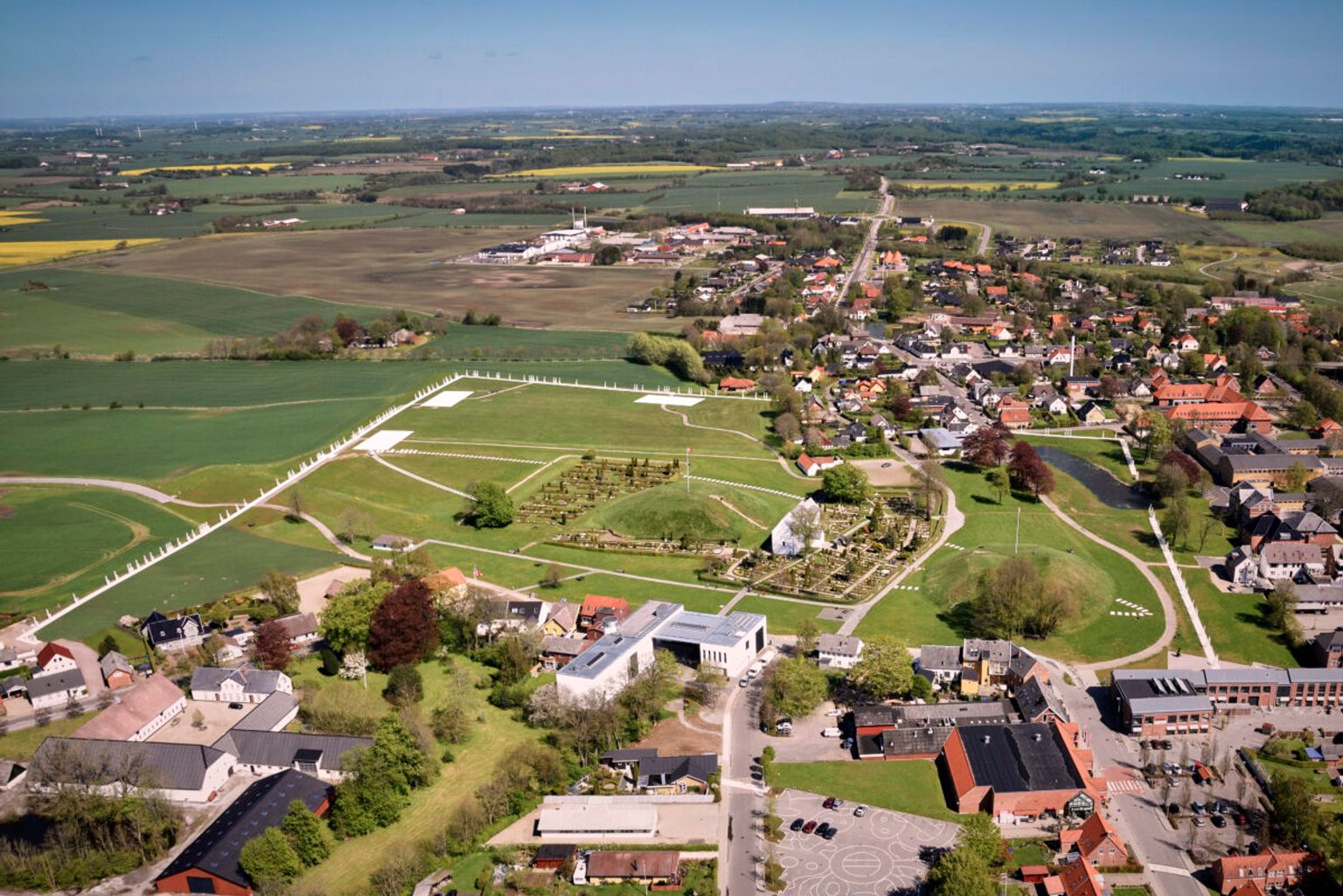 Kongernes Jelling ovenfra