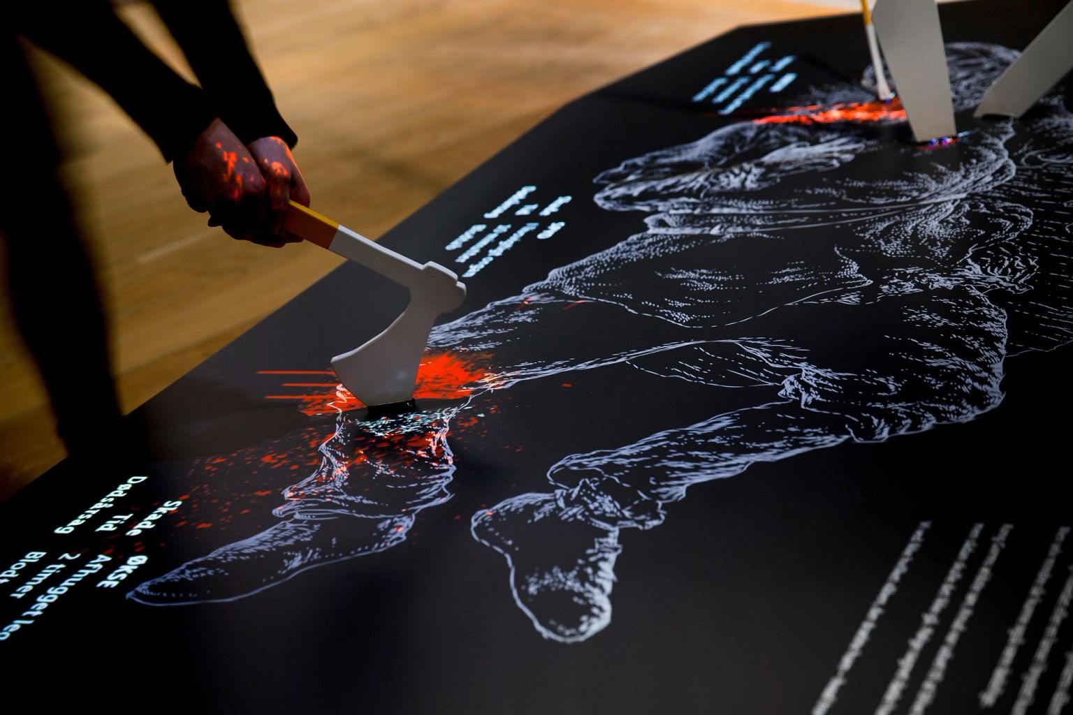 Gæst tager fat på træsværd i oplevesescenteret