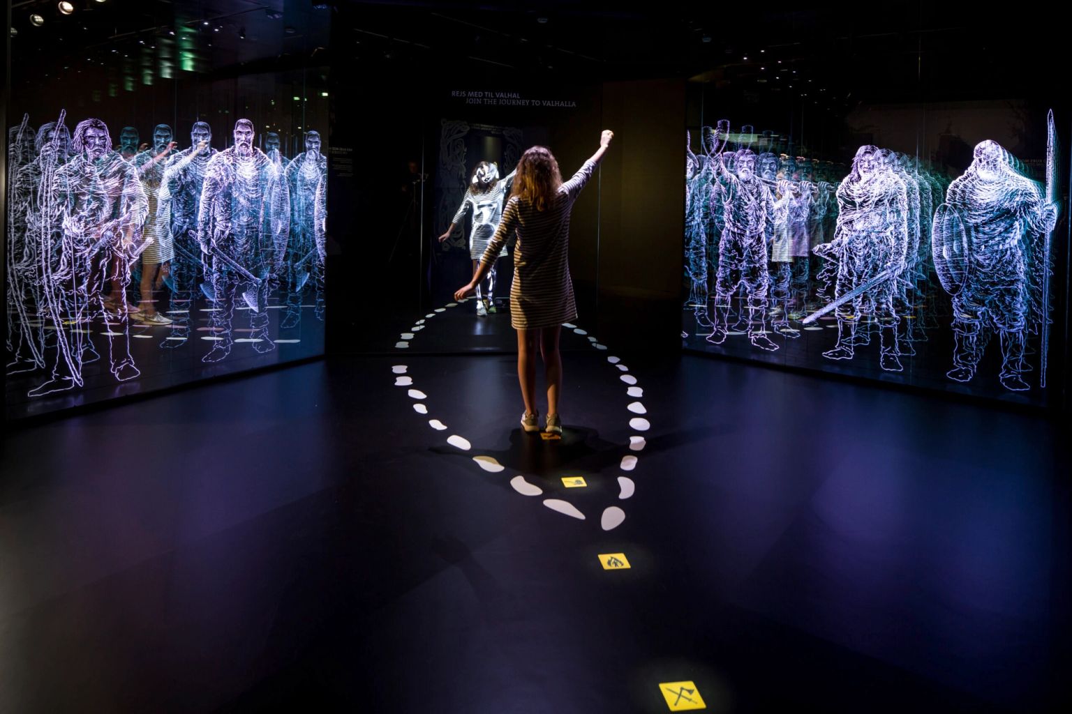 Pige står i interaktiv rejse til Valhal i Oplevesescenteret