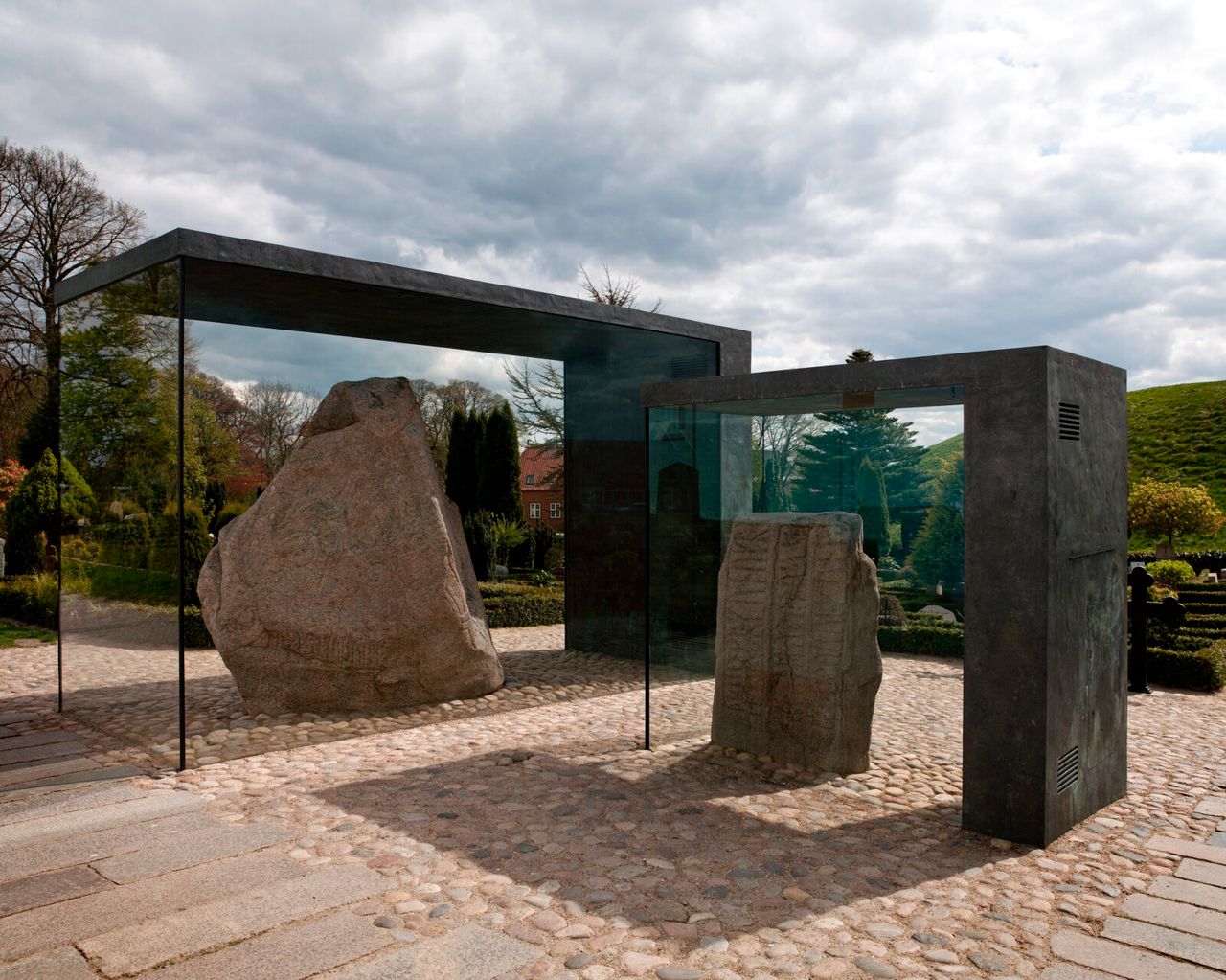 Jellingstenene i montre