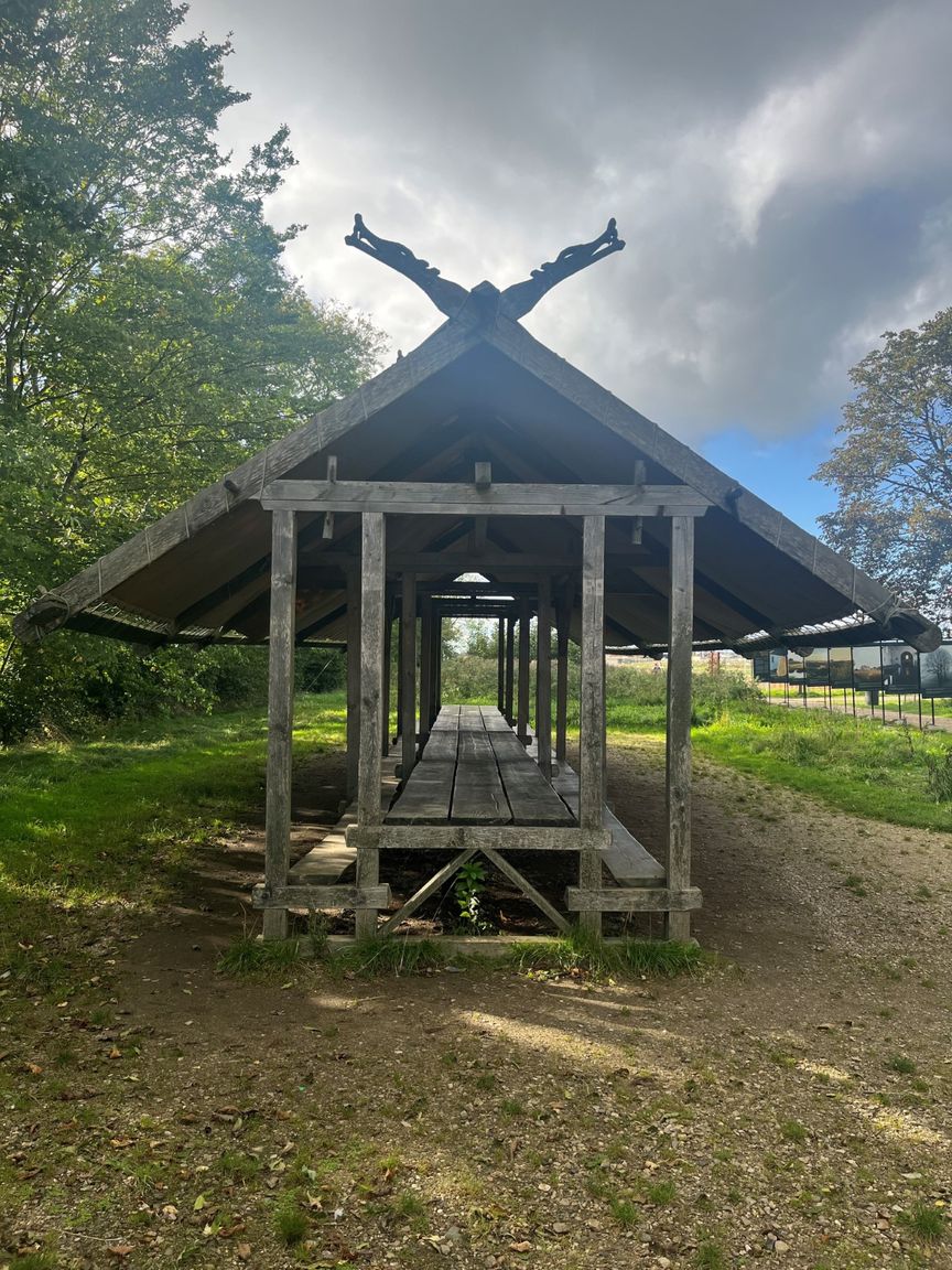 Her kan du nyde din medbragte mad i Kongernes Jelling. Det er et hus, der er lavet i stil med dem, der måske var engang.