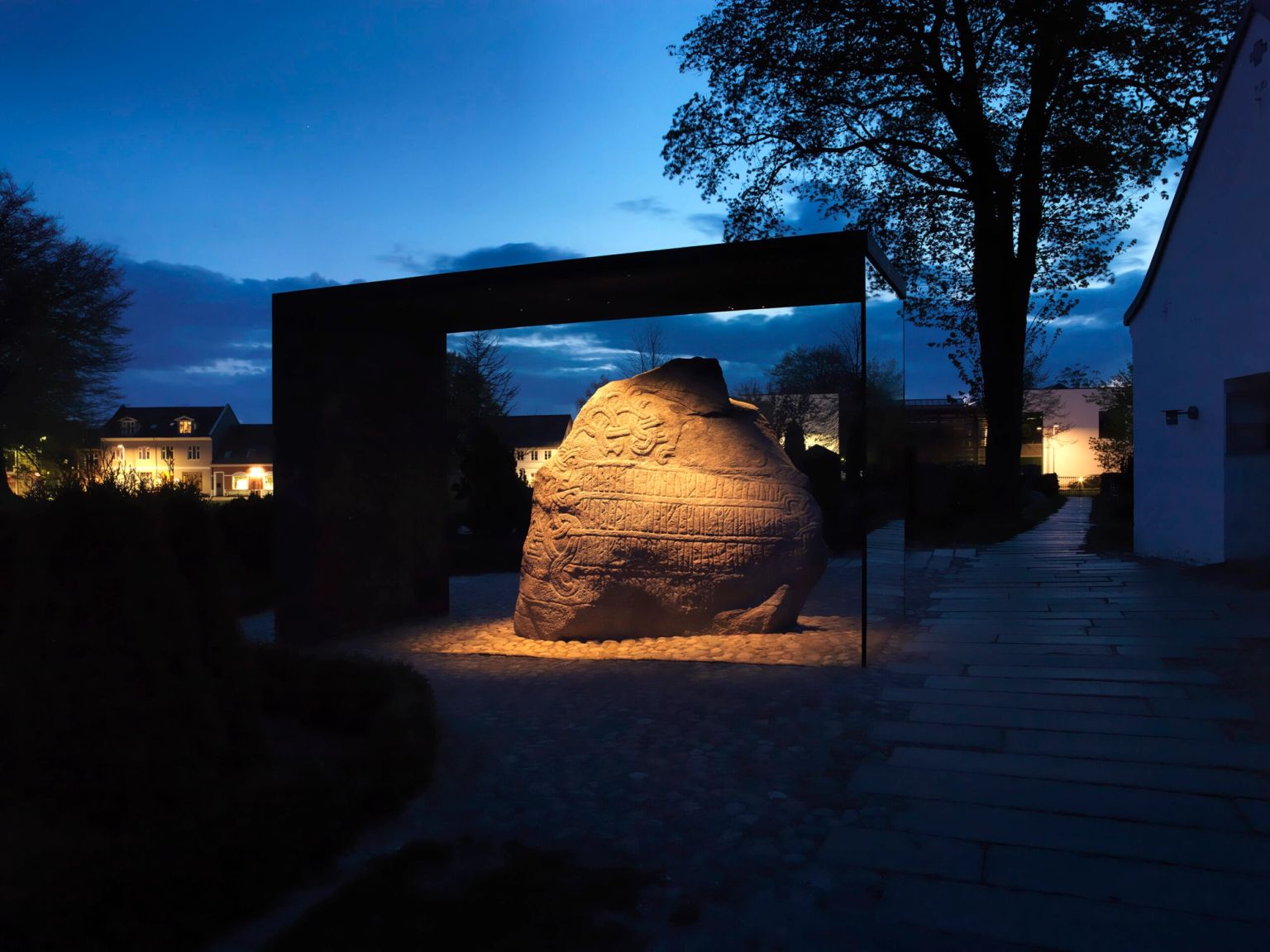 Den store jellingsten med lys på om aftenen