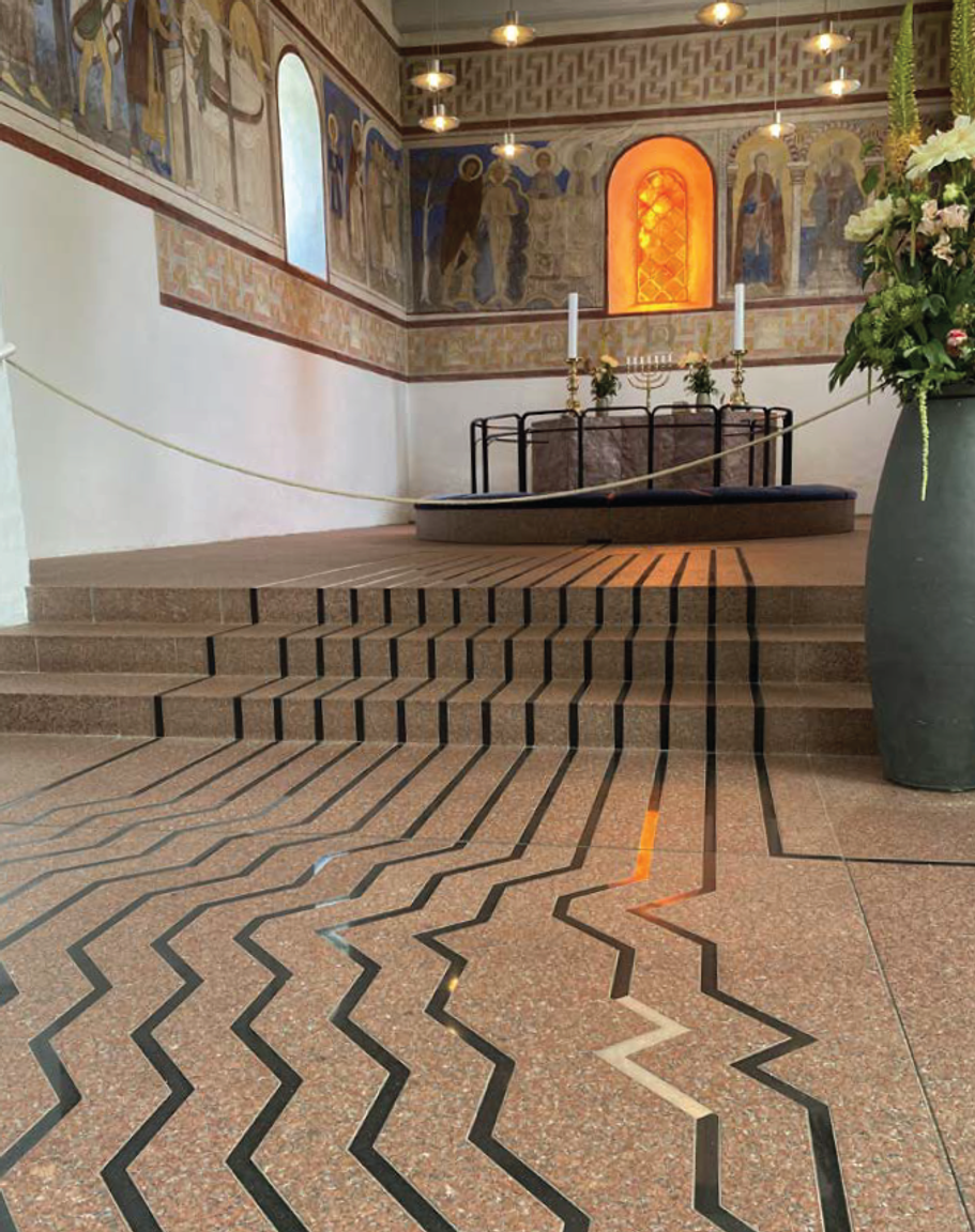 Striber i kirkegulvet foran alteret