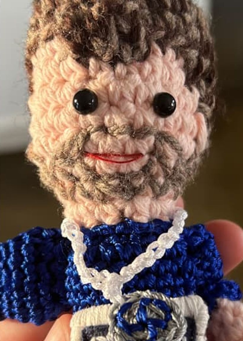 Hæklet miniature figur af Frederik 10.