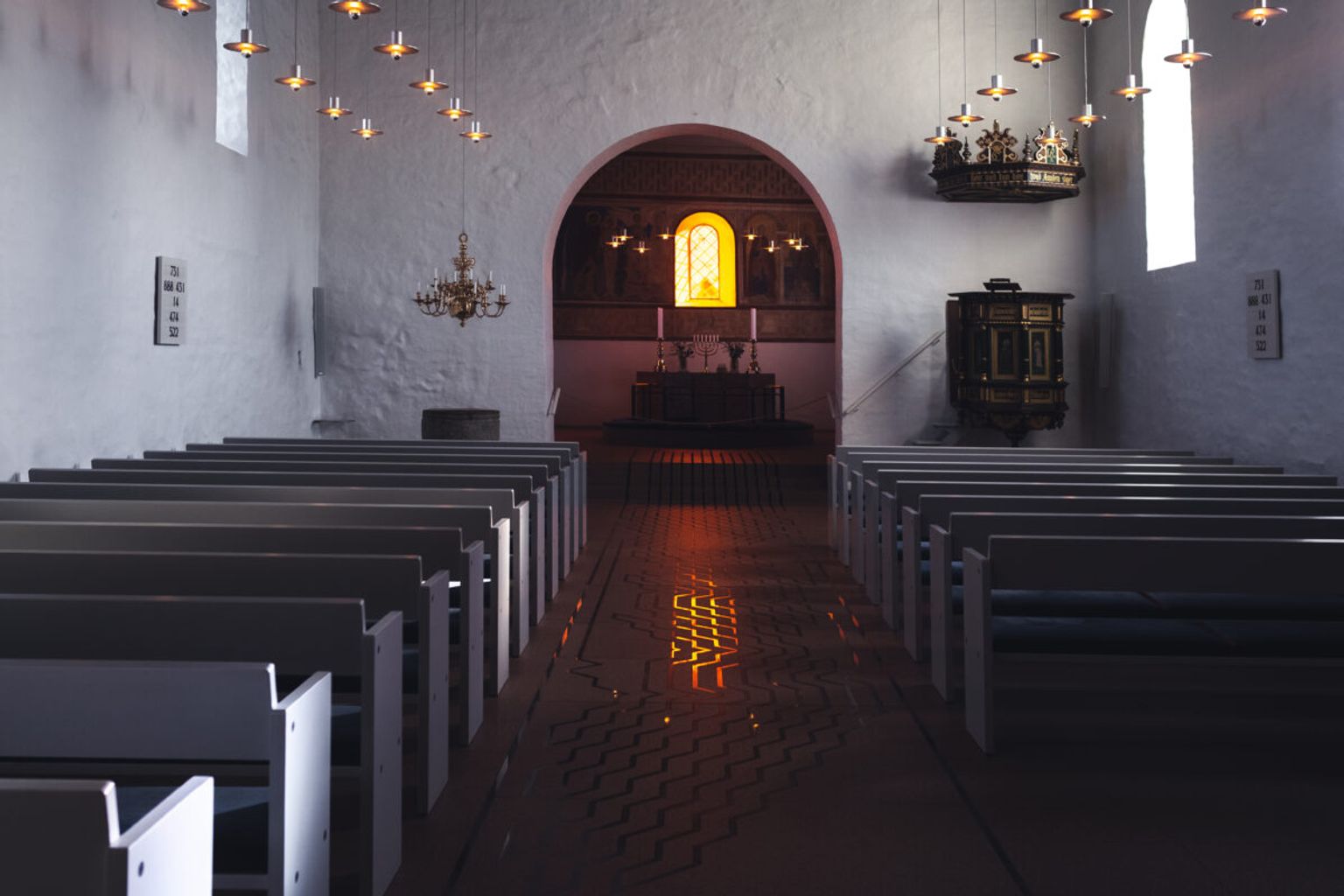 Kirkegulvet med alteret for enden