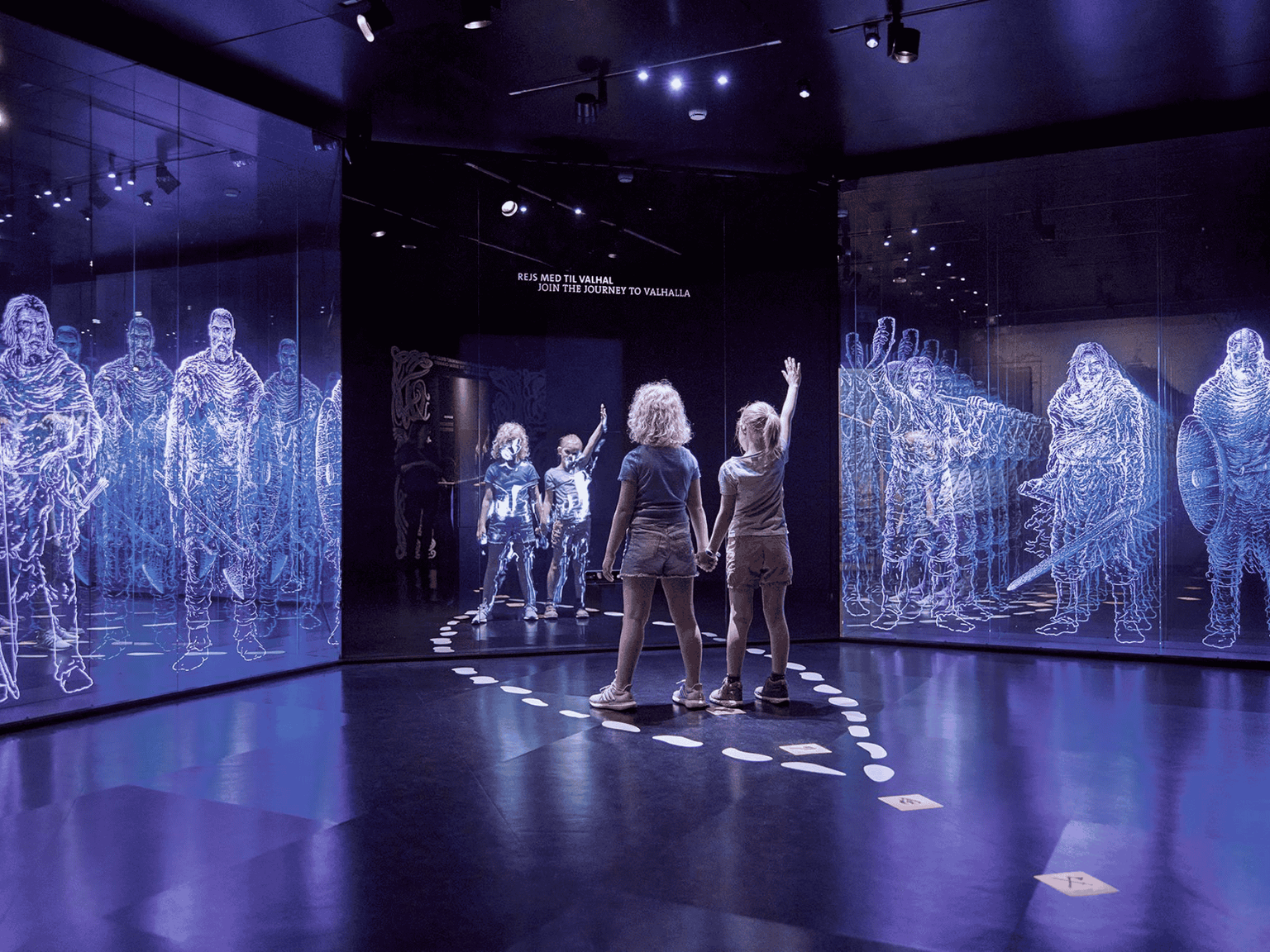 To små piger foran interaktiv lysoplevelse