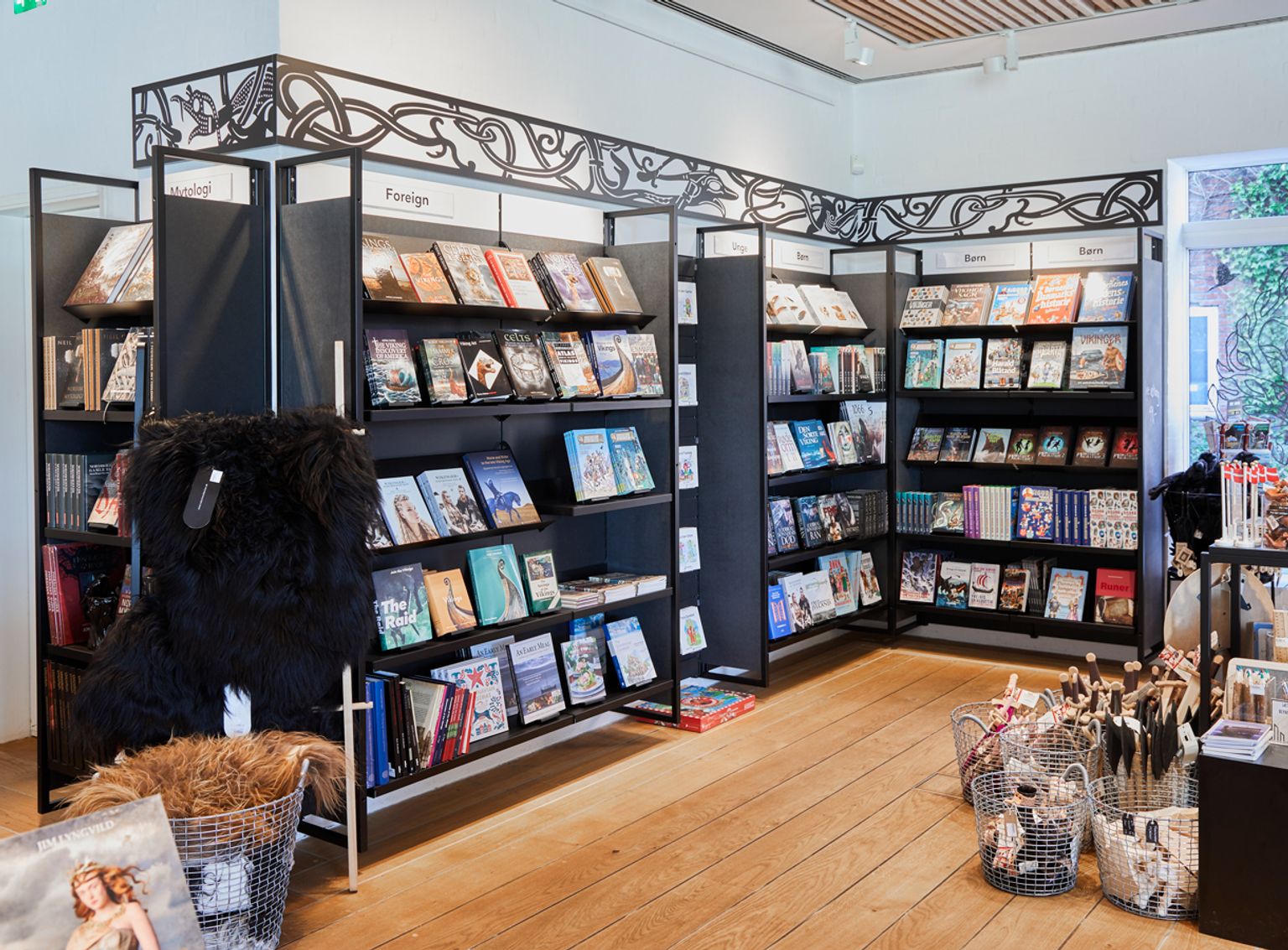 En boghylde i museumsbutikken i Kongernes Jelling