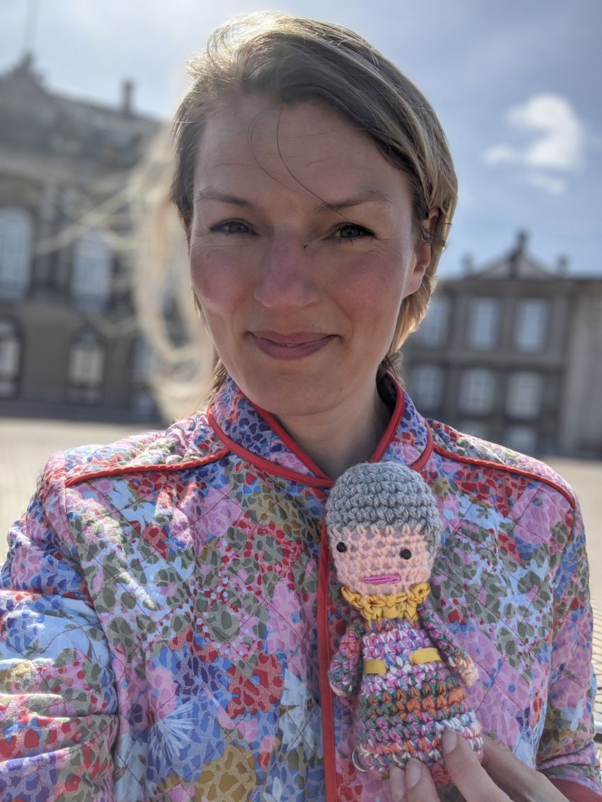 Christine Sørensen, der holder en hæklet figur af Margrethe 2.