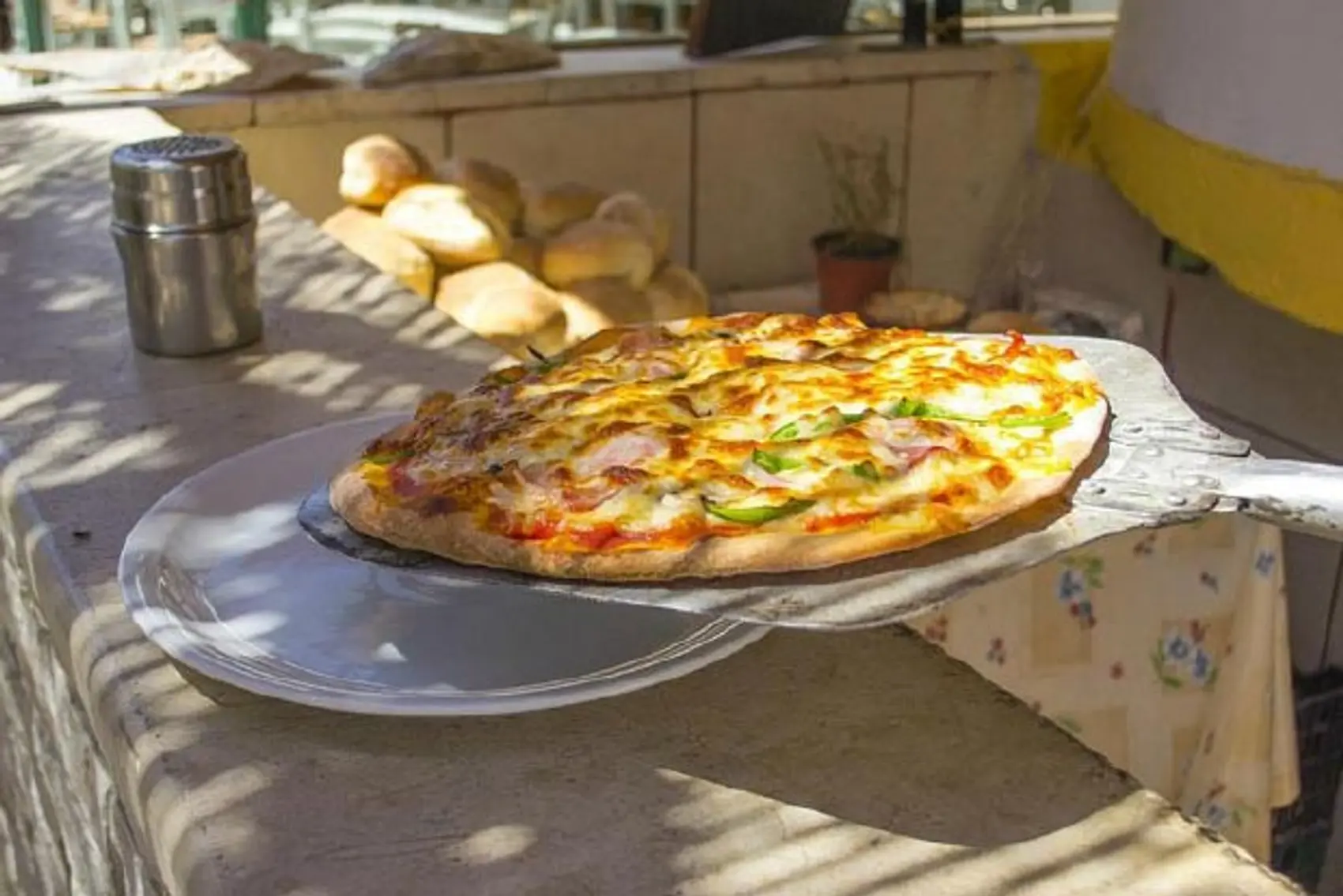 Fresh pizza from Pounentes Taverna in Lakka