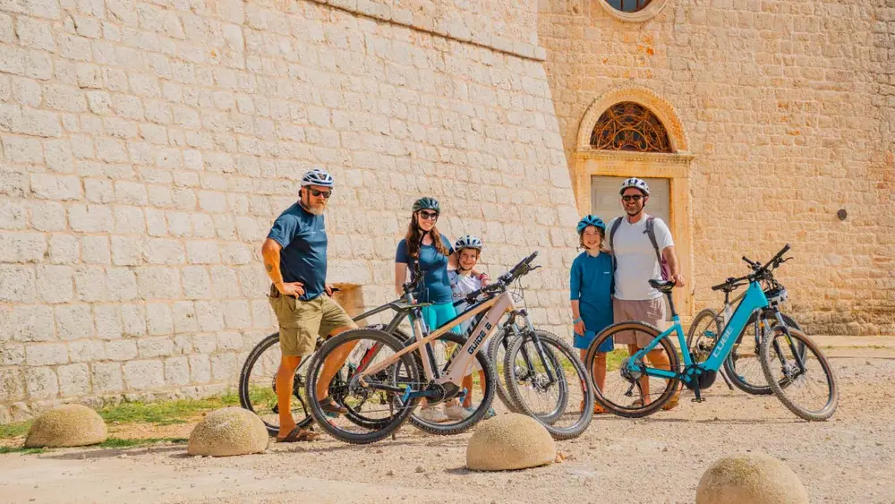 Family on a cycling tour in Croatia