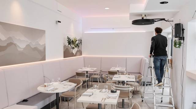 How does a restaurant chain keep its restaurant brand identity across locations?