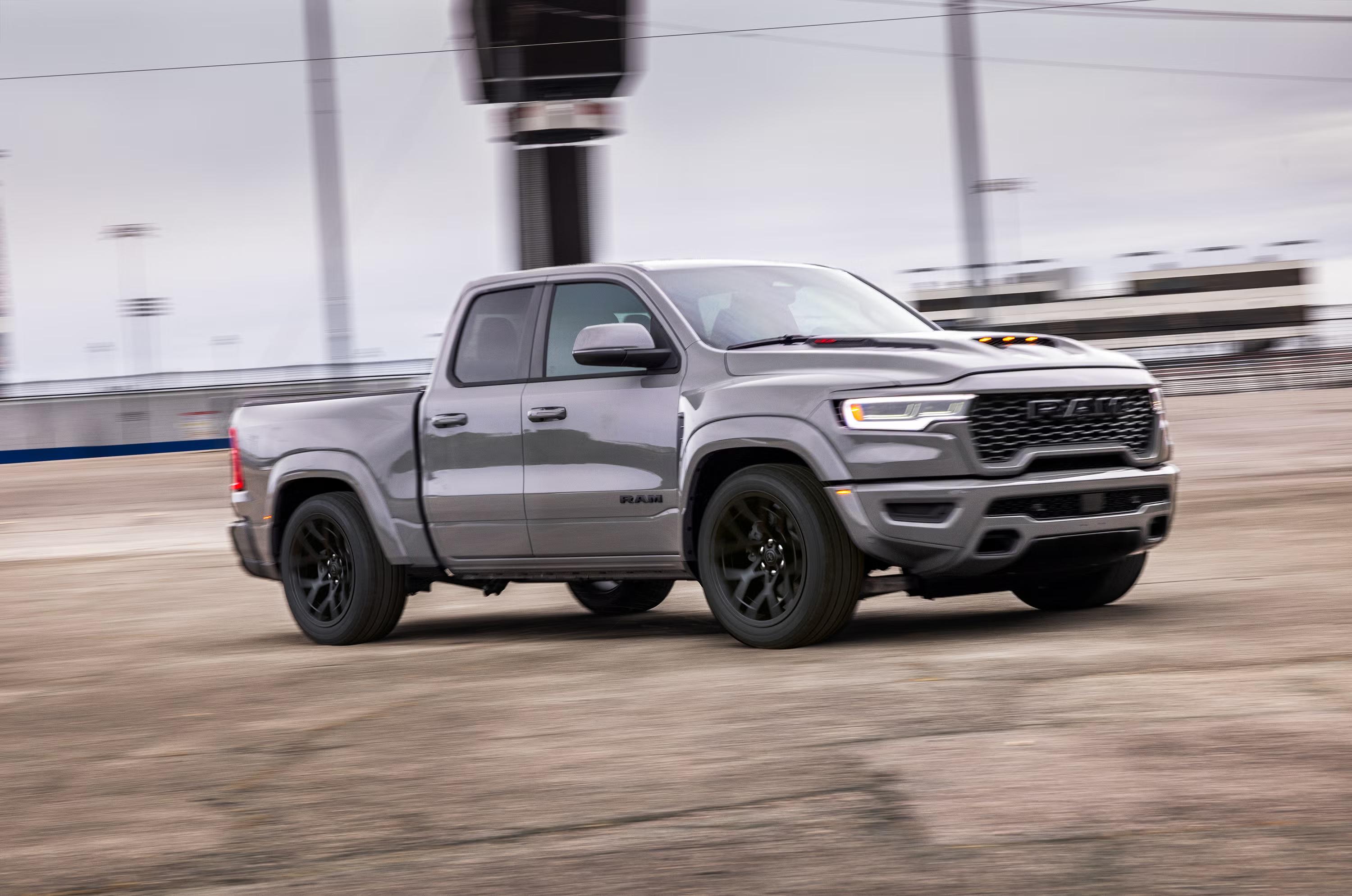 RAM revive las muscle trucks: así son las nuevas 2027 Ram 1500 Rumble Bee con hasta 777 caballos de potencia 8