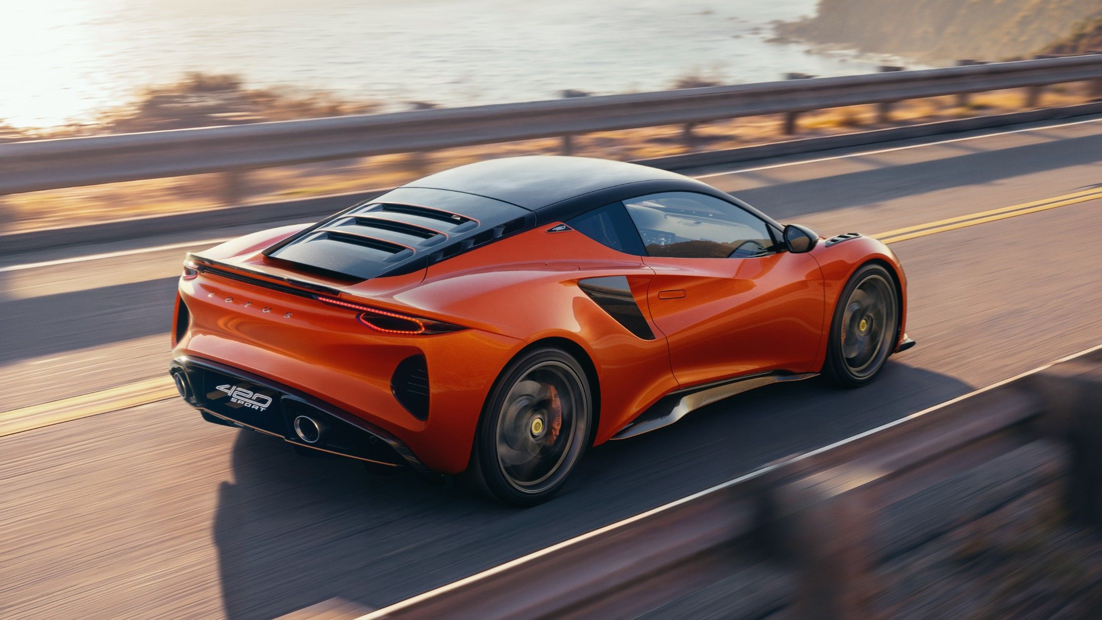 Lotus Emira 420 Sport: menos peso, más potencia y una misión muy clara 4