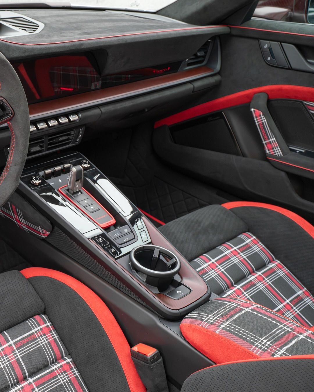 MANSORY lleva al Porsche 911 Turbo S al extremo con un nuevo paquete para el 992.2 12