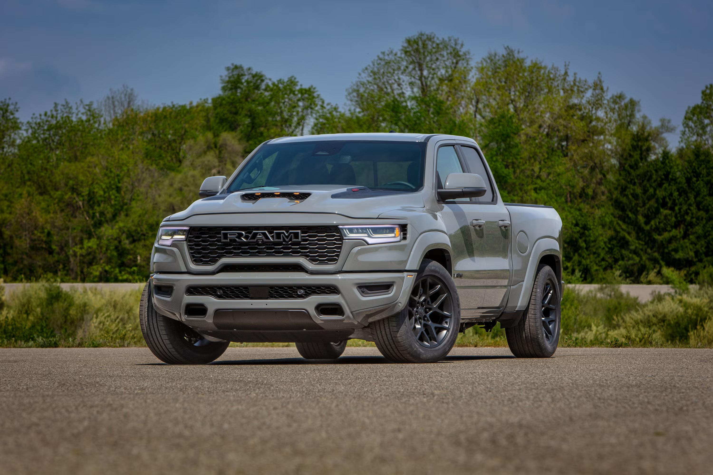 RAM revive las muscle trucks: así son las nuevas 2027 Ram 1500 Rumble Bee con hasta 777 caballos de potencia 10
