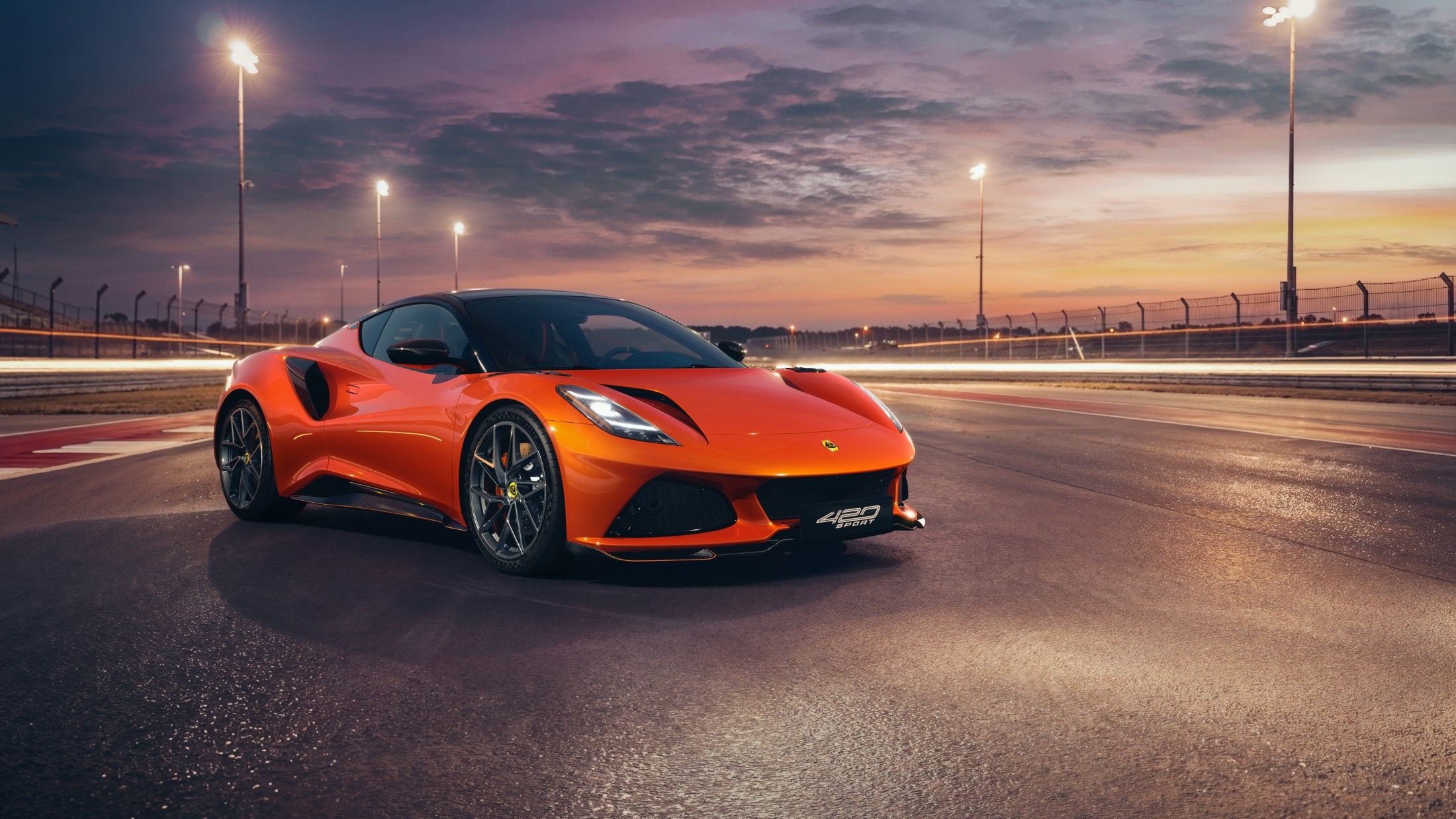 Lotus Emira 420 Sport: menos peso, más potencia y una misión muy clara