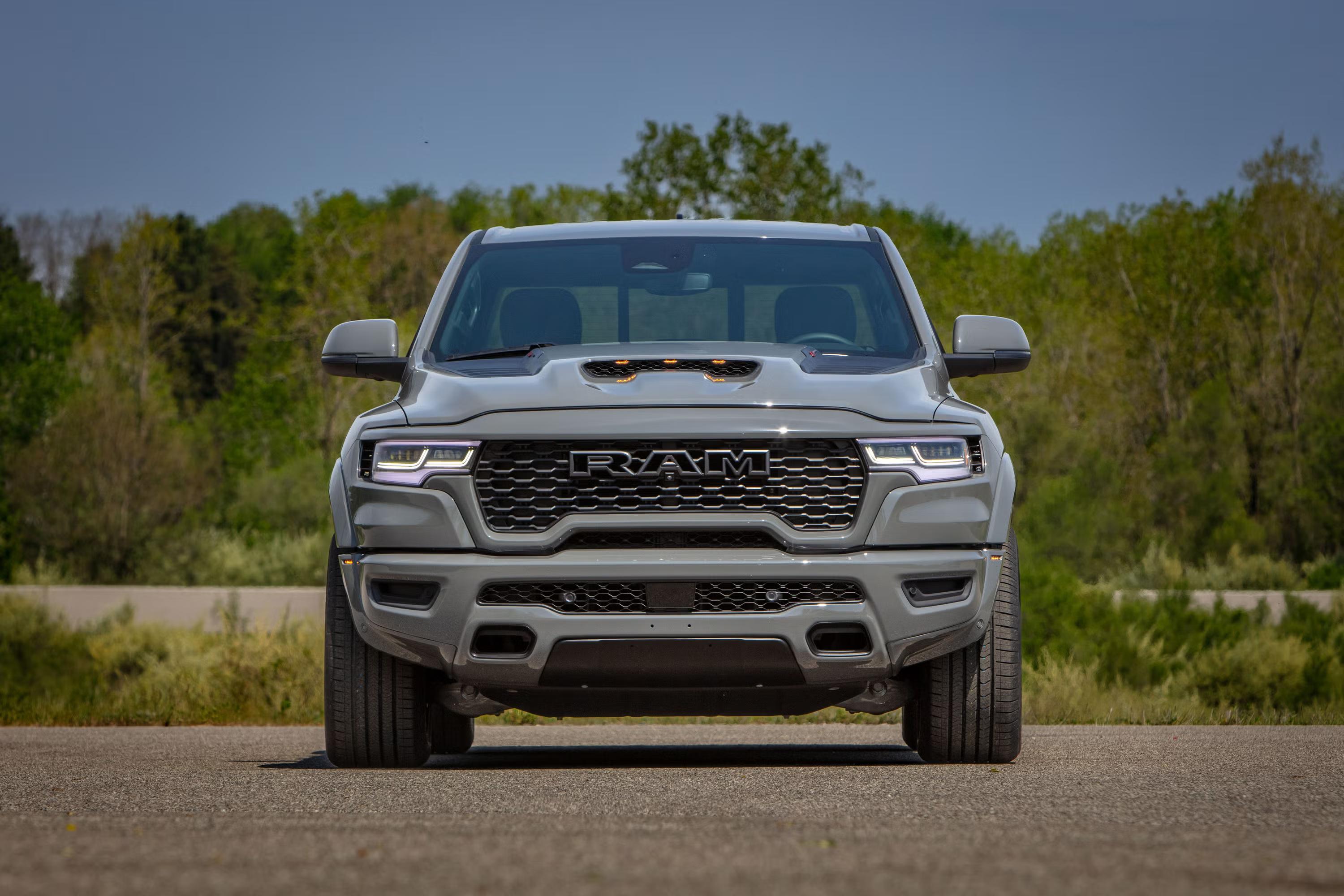 RAM revive las muscle trucks: así son las nuevas 2027 Ram 1500 Rumble Bee con hasta 777 caballos de potencia 9