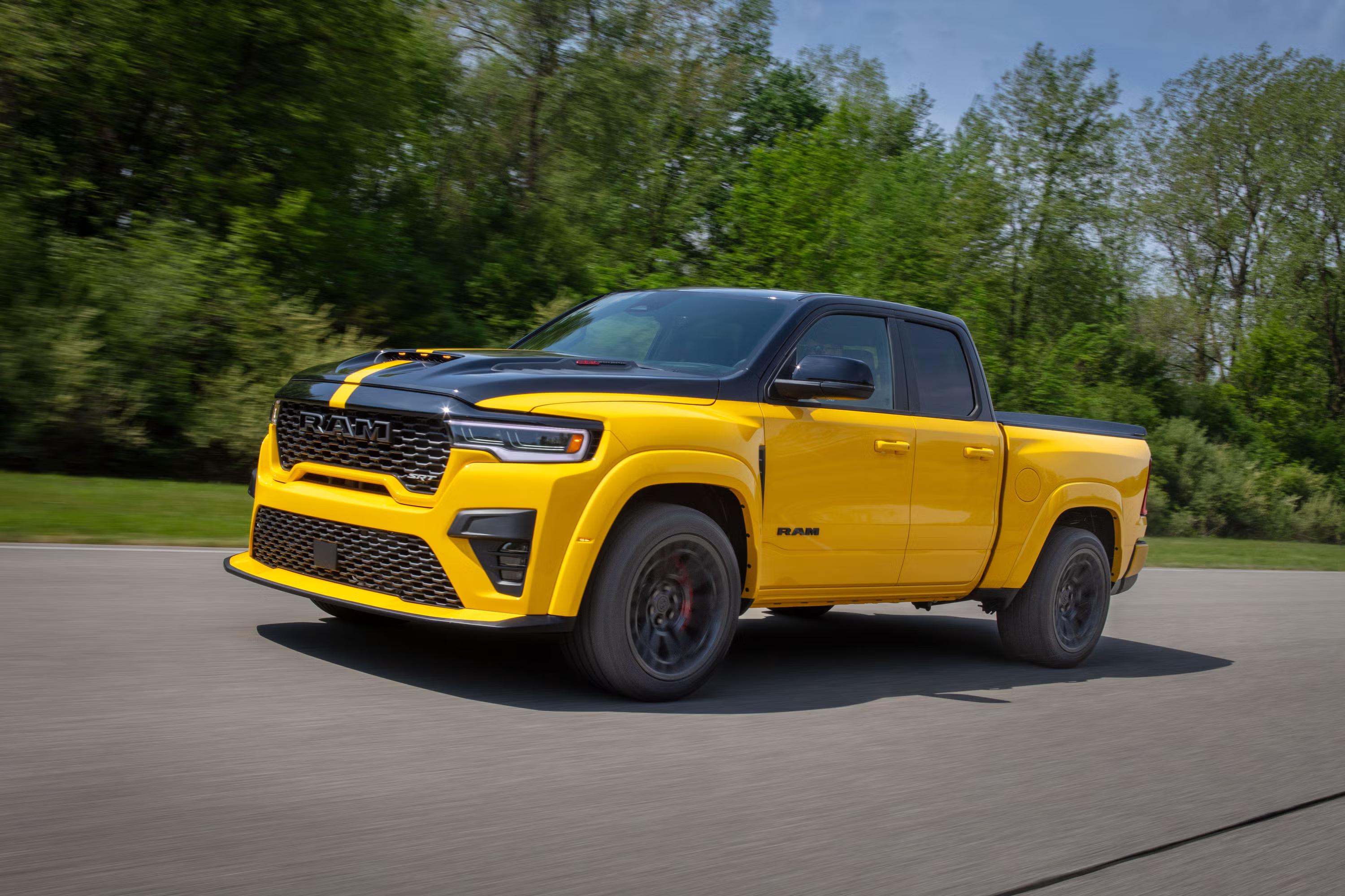 RAM revive las muscle trucks: así son las nuevas 2027 Ram 1500 Rumble Bee con hasta 777 caballos de potencia 4