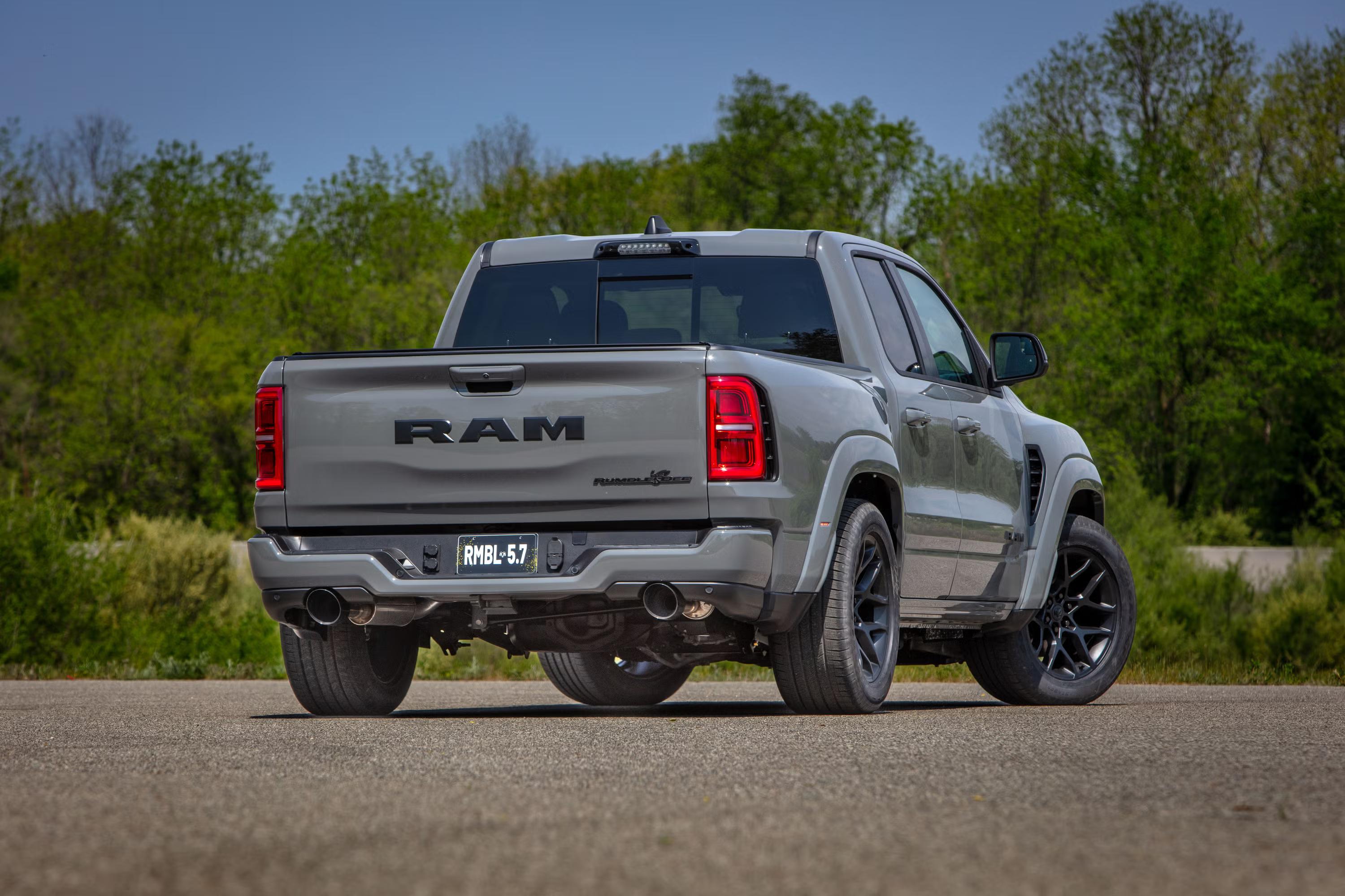 RAM revive las muscle trucks: así son las nuevas 2027 Ram 1500 Rumble Bee con hasta 777 caballos de potencia 7