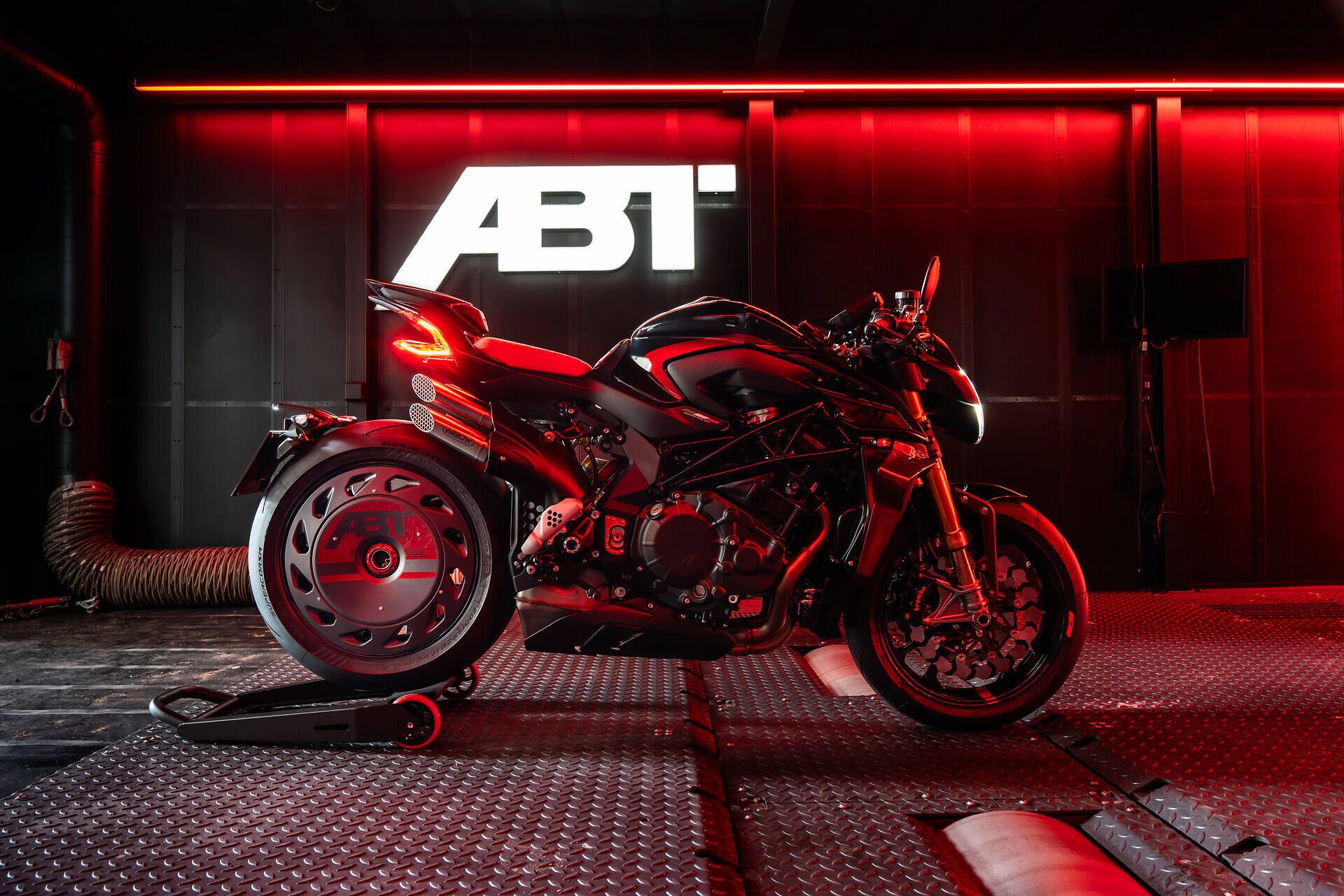 MV Agusta Brutale 1000 ABT: cuando dos obsesiones alemanas e italianas se encuentran en una naked de 208 caballos 8