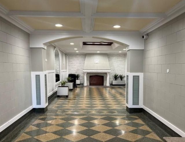 6 East Sidney Avenue