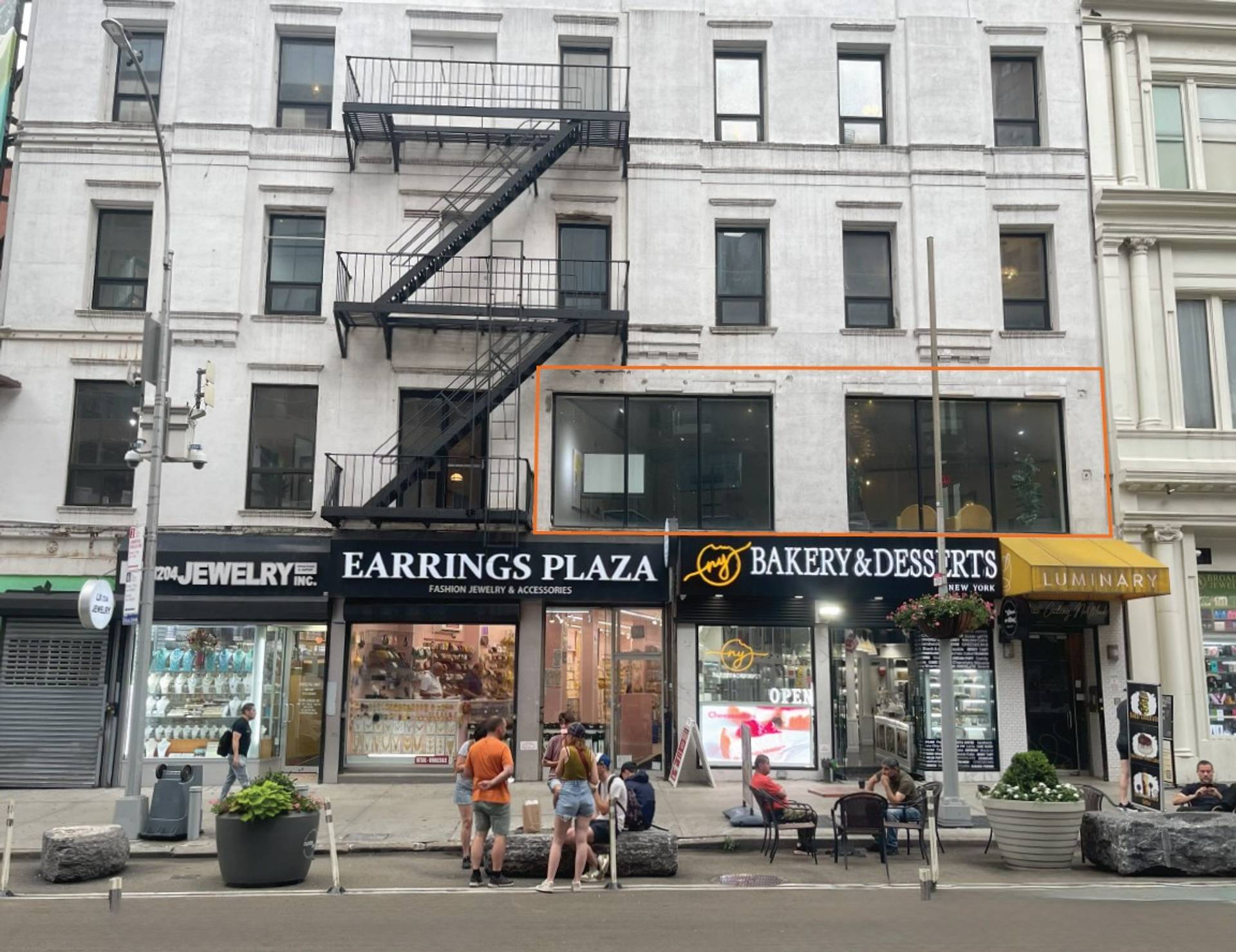 Photo of 1204 Broadway