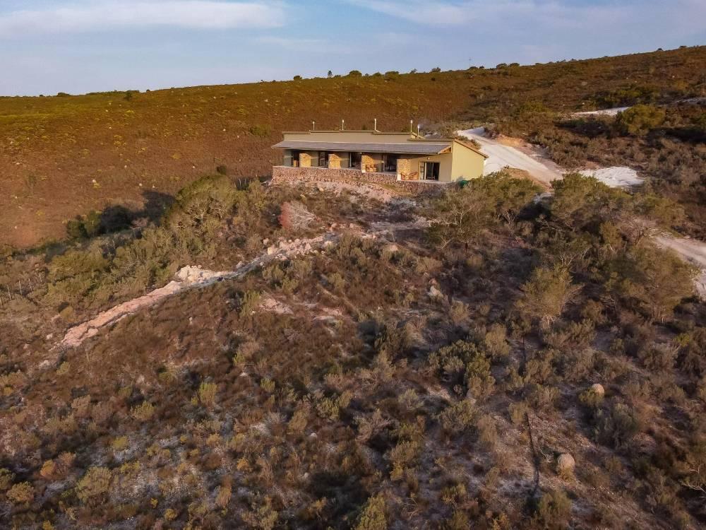 Accommodation on a fynbos hillside at Pabala Private Nature Reserve near Jeffreys Bay