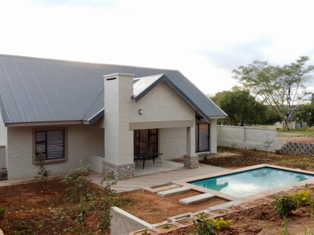 Solana Villa in Hazyview, a three-bedroom house with a covered patio and a private swimming pool