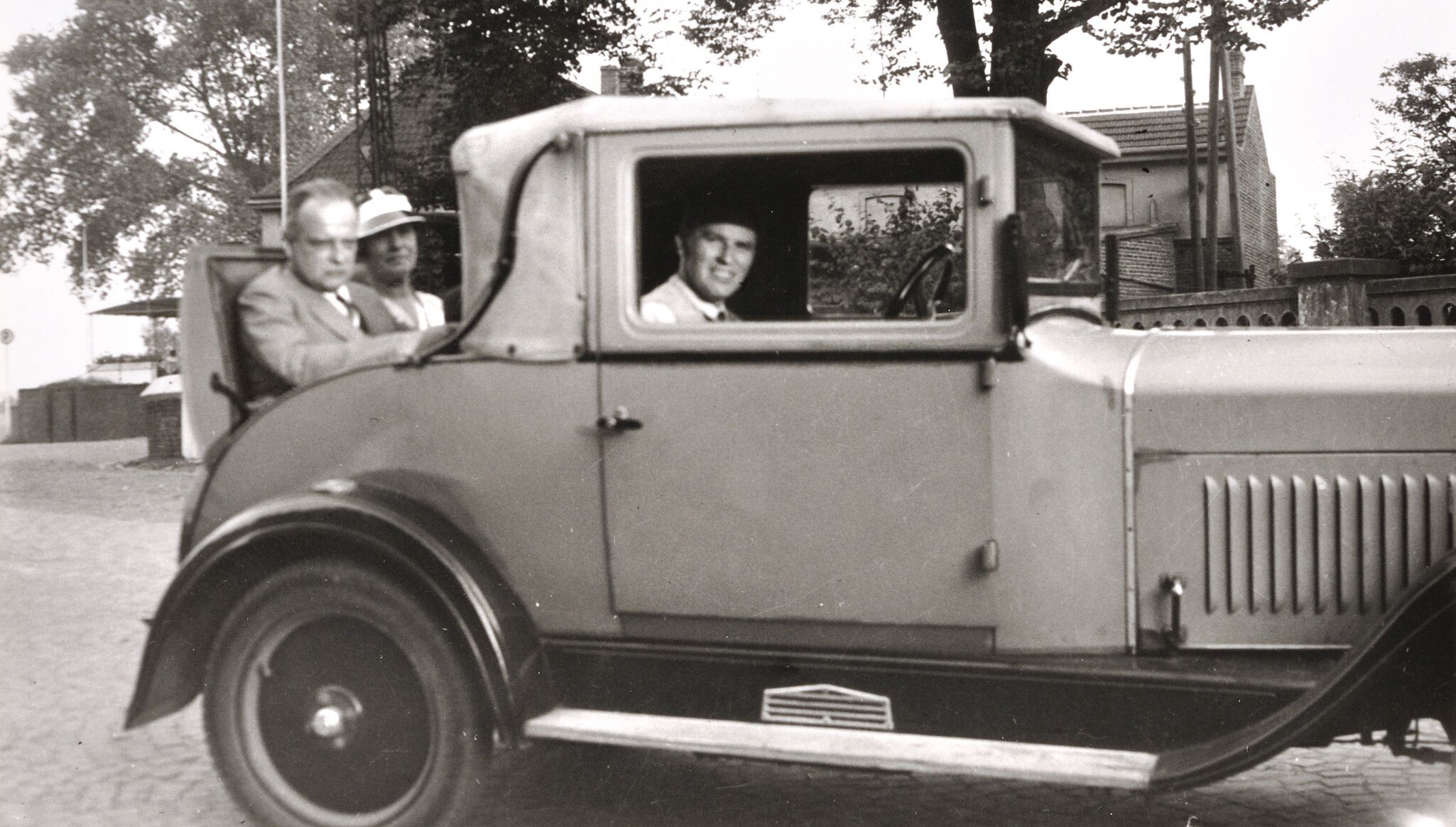 Paul Klee with Gertrud and Will Grohmann, a German art critic and art historian specialized in German Expressionism and abstract art, in their car in Bern, 1935. copyright Zentrum Paul Klee, Bern, Schenkung Familie Klee