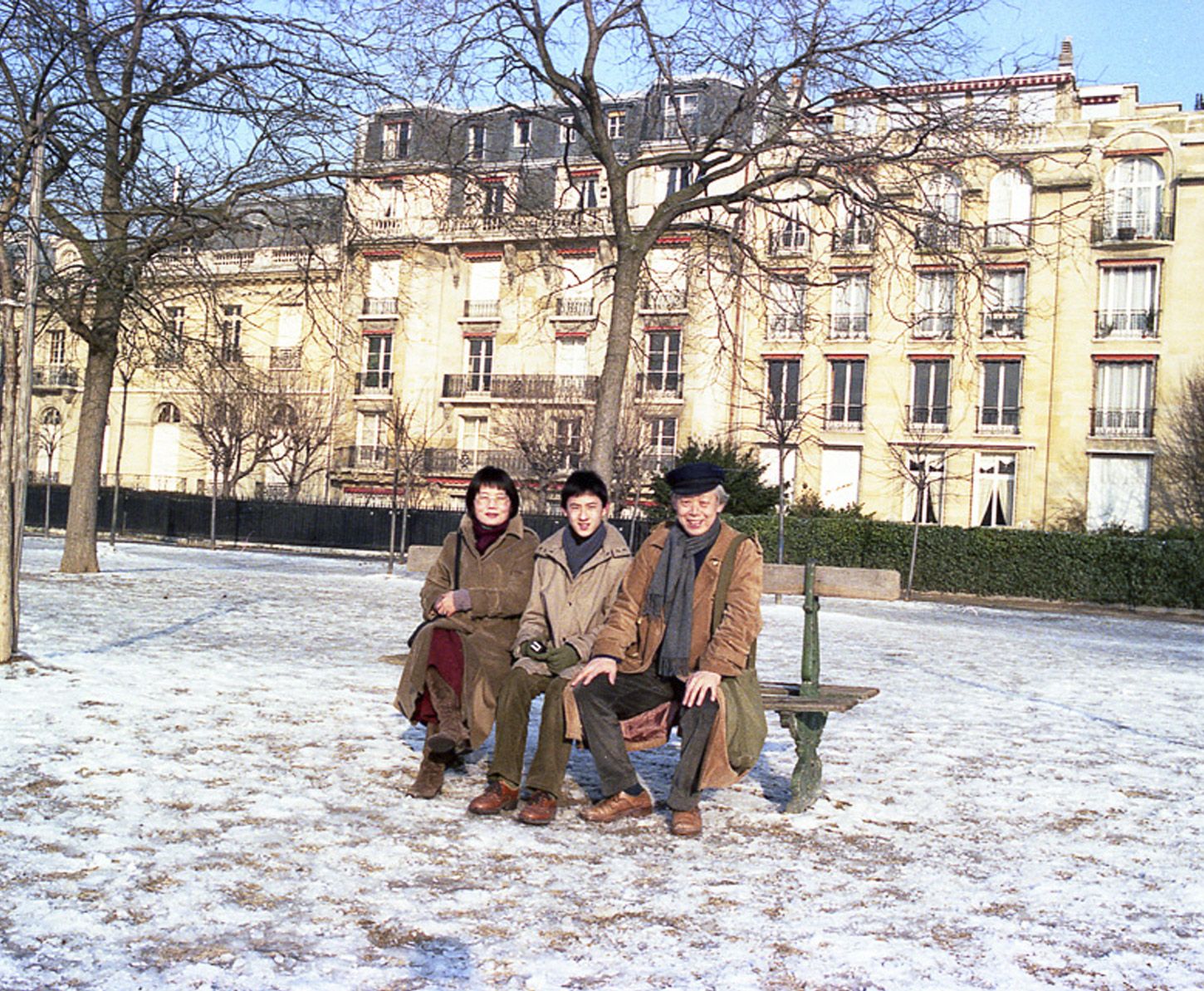 A photo of Yun Hyong-keun and his wife, Kim Young-suk , and son, Yun Seong-ryeol, in Paris, circa 1981