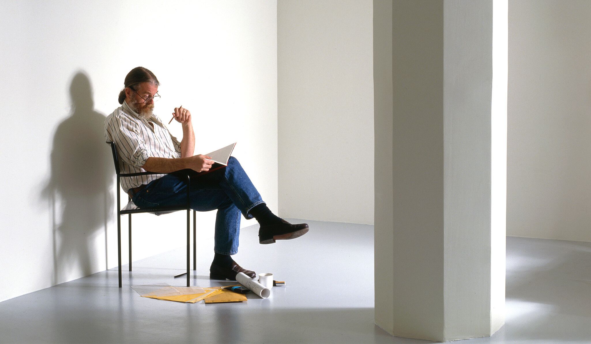 A Photo by Neil Goldstein of Fred Sandback at Magasin 3. 