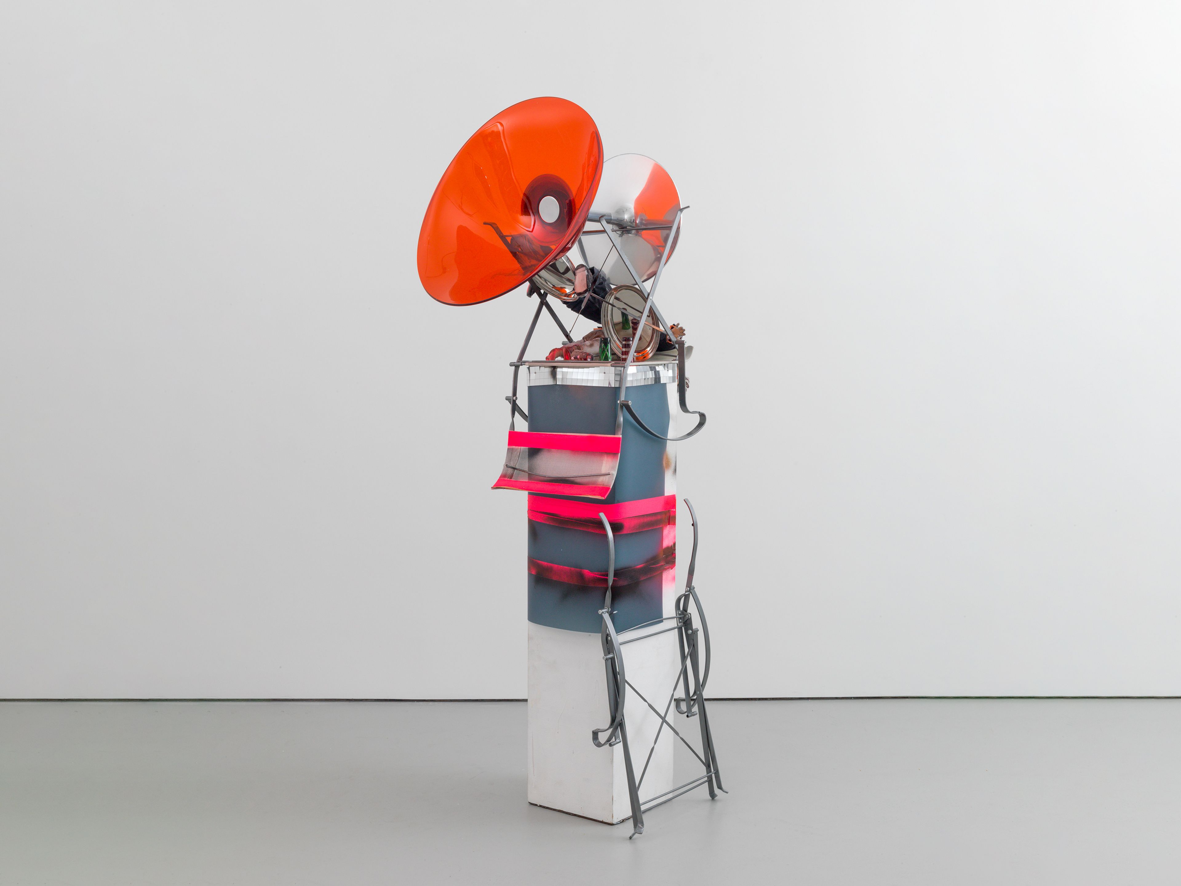 A sculpture by Isa Genzken, titled Geschwister, dated 2004.