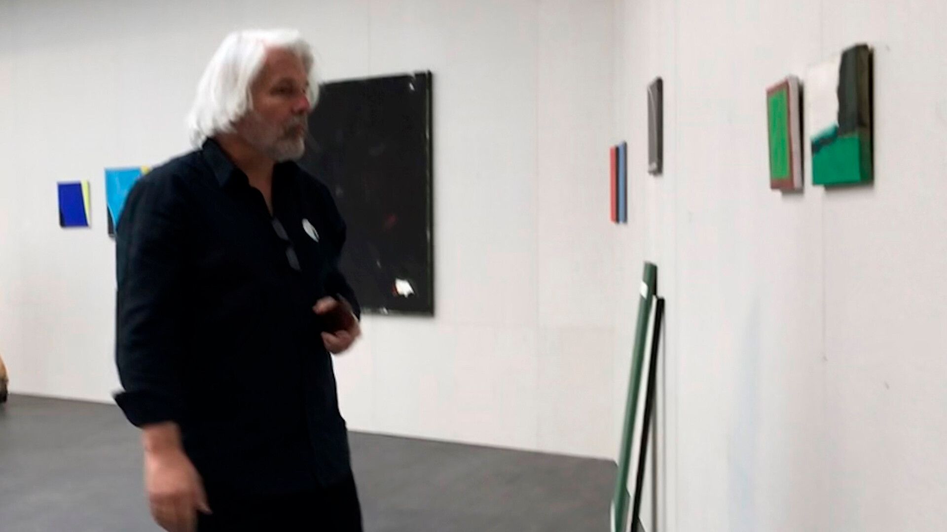 John Zurier viewing Raoul De Keyser: Oeuvre, S.M.A.K., Stedelijk Museum voor Actuele Kunst, Ghent, 2018. Photo by Nina Zurier